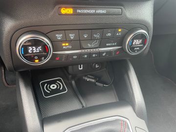 Fahrzeugabbildung Ford Focus Lim. ST-Line, LED, Winterpaket, Navi