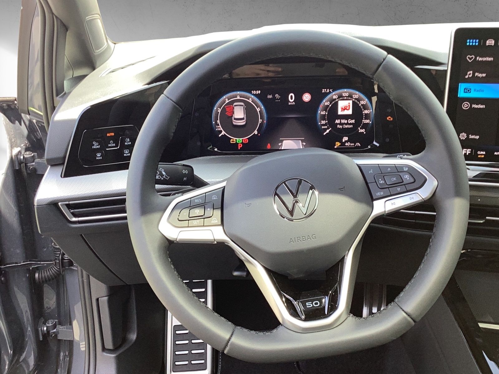 Fahrzeugabbildung Volkswagen Golf VIII eTSI Edition 50 DSG Matrix AHK Pano HU