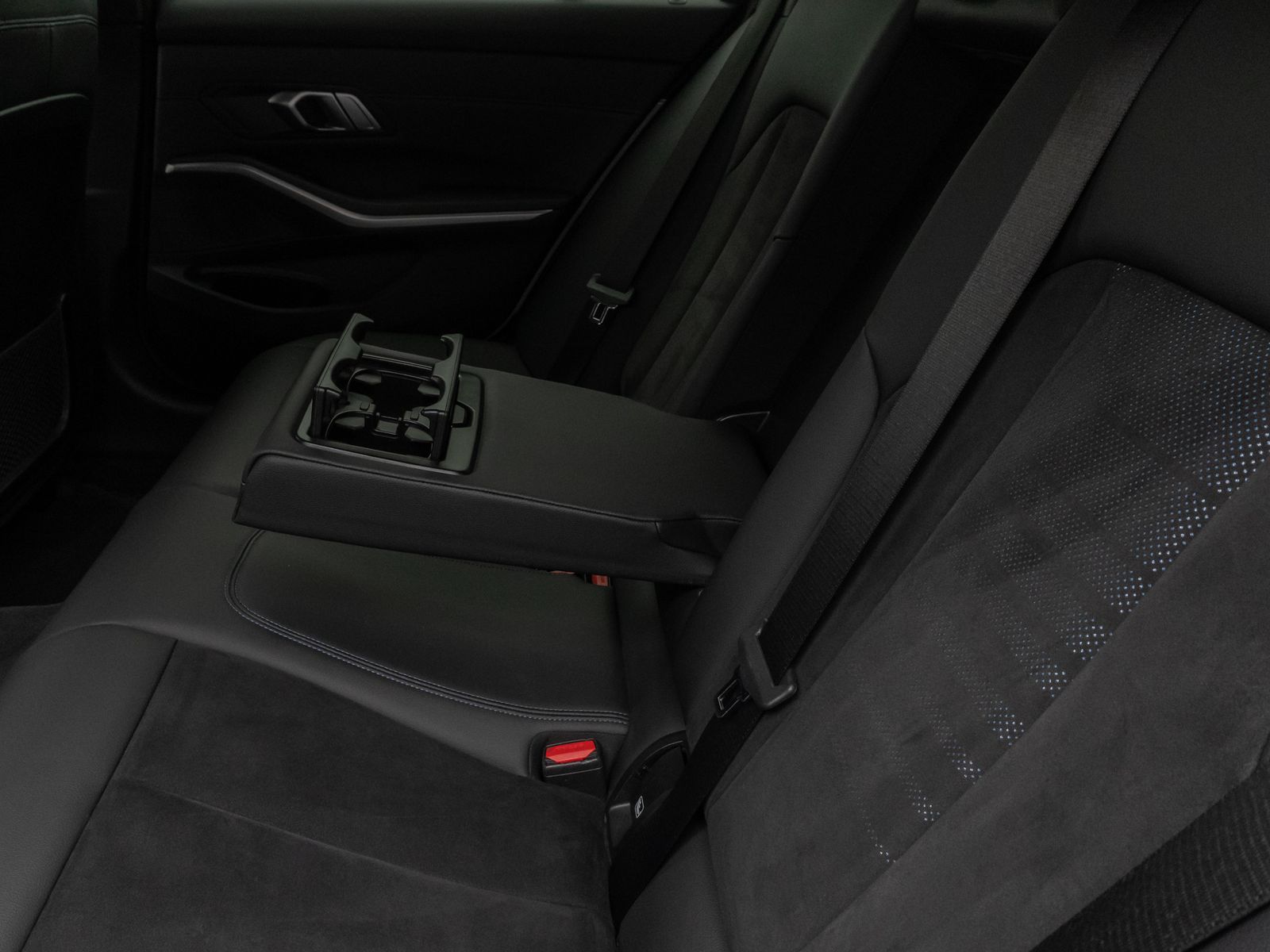 Fahrzeugabbildung BMW 330e M Sport Kamera DAB HUD Alarm Parkassistent