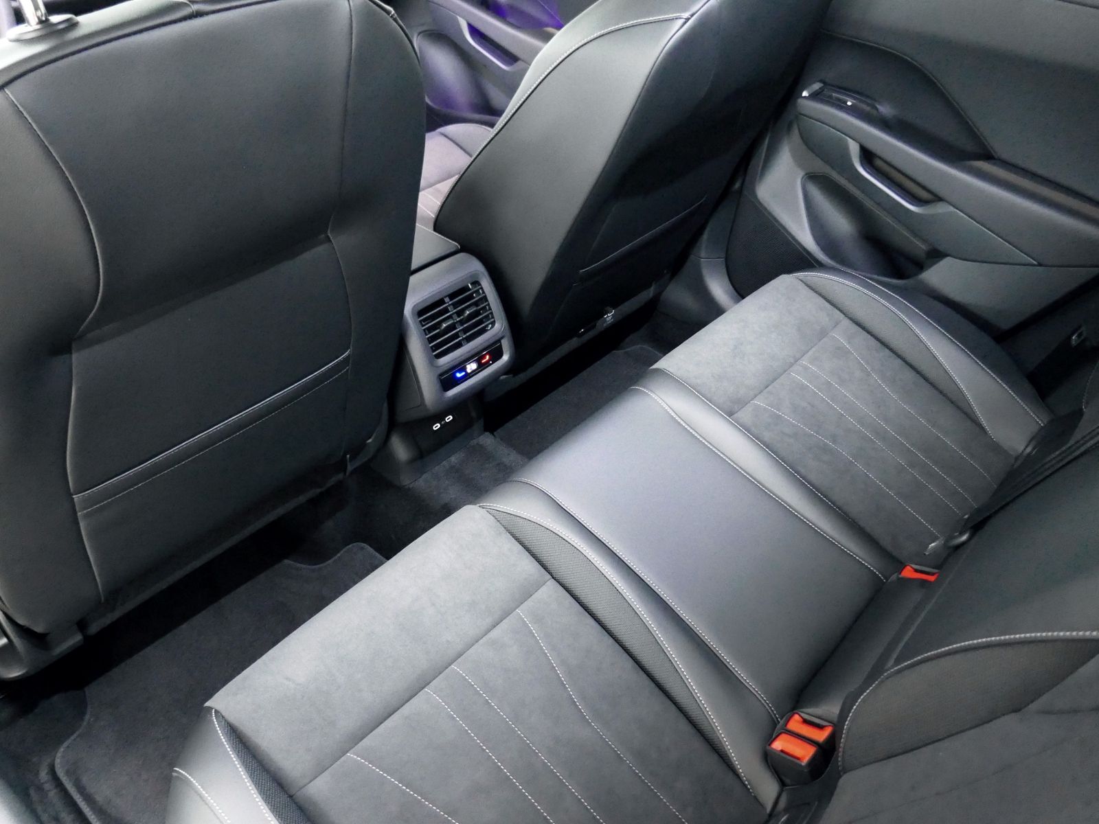 Fahrzeugabbildung Volkswagen T-Roc Style 1.5 eTSI DSG | LED AHK RFK ACC Navi