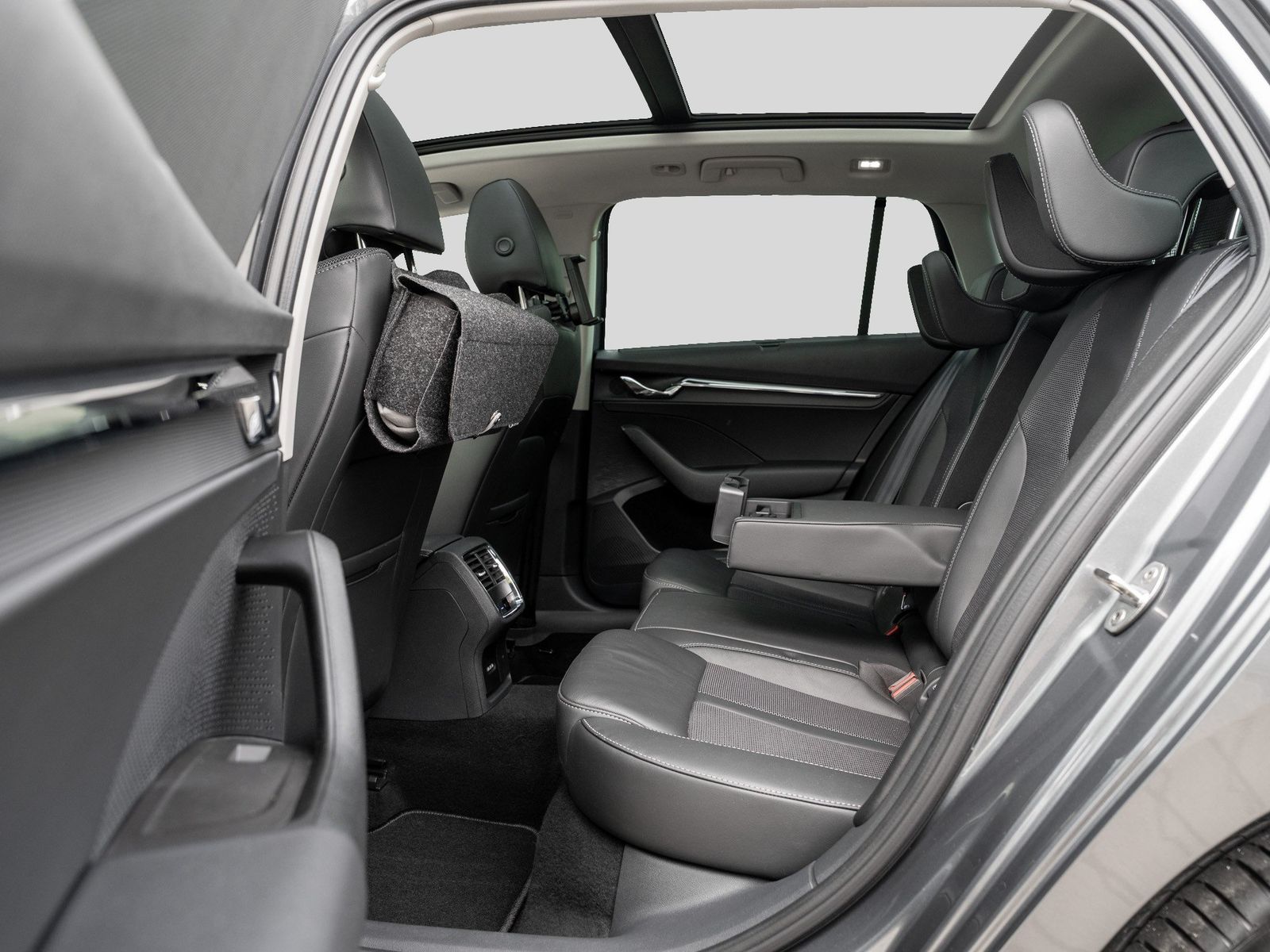 Skoda OCTAVIA C. STYLE 1.5 TSI AHK Kam. Navi Pano ACC foto 8