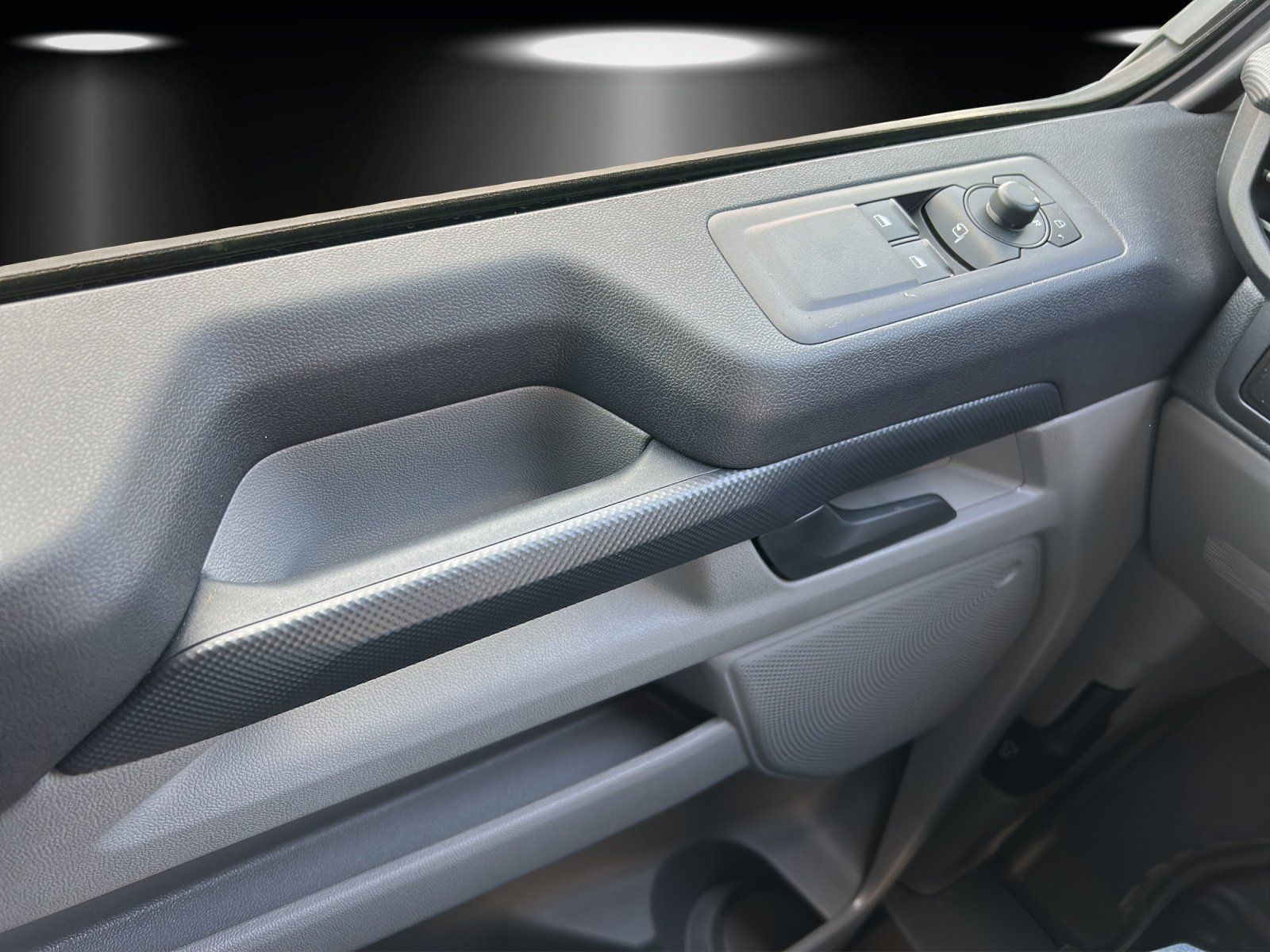Fahrzeugabbildung Ford Transit Custom 280L1 AHK GJR LED Navi PDC