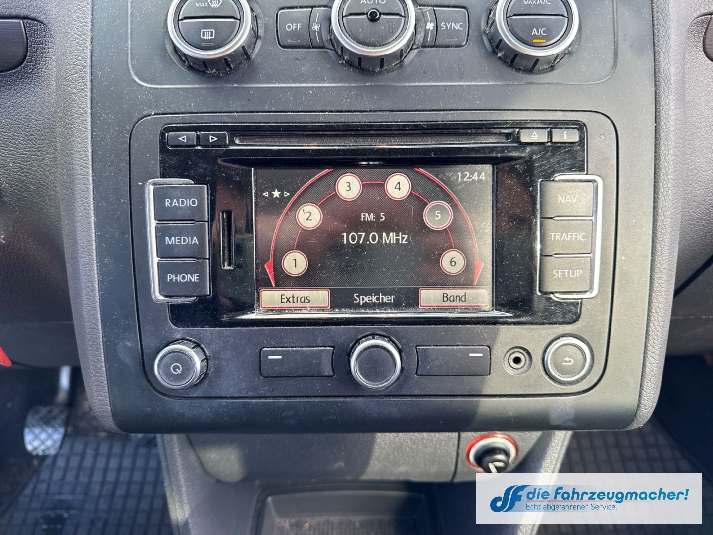 Fahrzeugabbildung Volkswagen Touran Comfortline Navi Dyn. Kurvenlicht *EXPOR