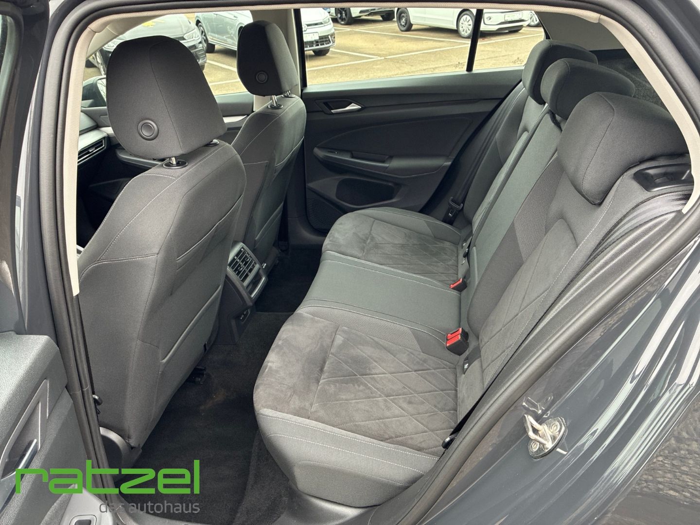 Fahrzeugabbildung Volkswagen Golf VIII Life 2.0 TDI DSG ACC Navi LED Travel A