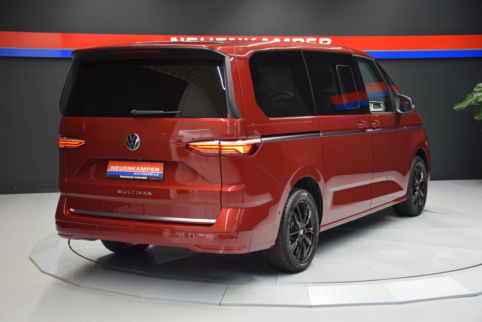 Fahrzeugabbildung Volkswagen T7 Multivan ACC DCC AHK HuD Pano Harman Kardon