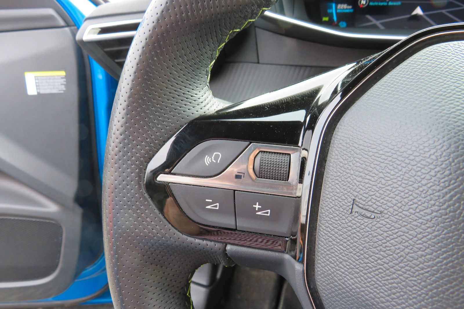 Fahrzeugabbildung Peugeot 2008 e- GT SITZH. NAVI KAMERA PDC 1.HD