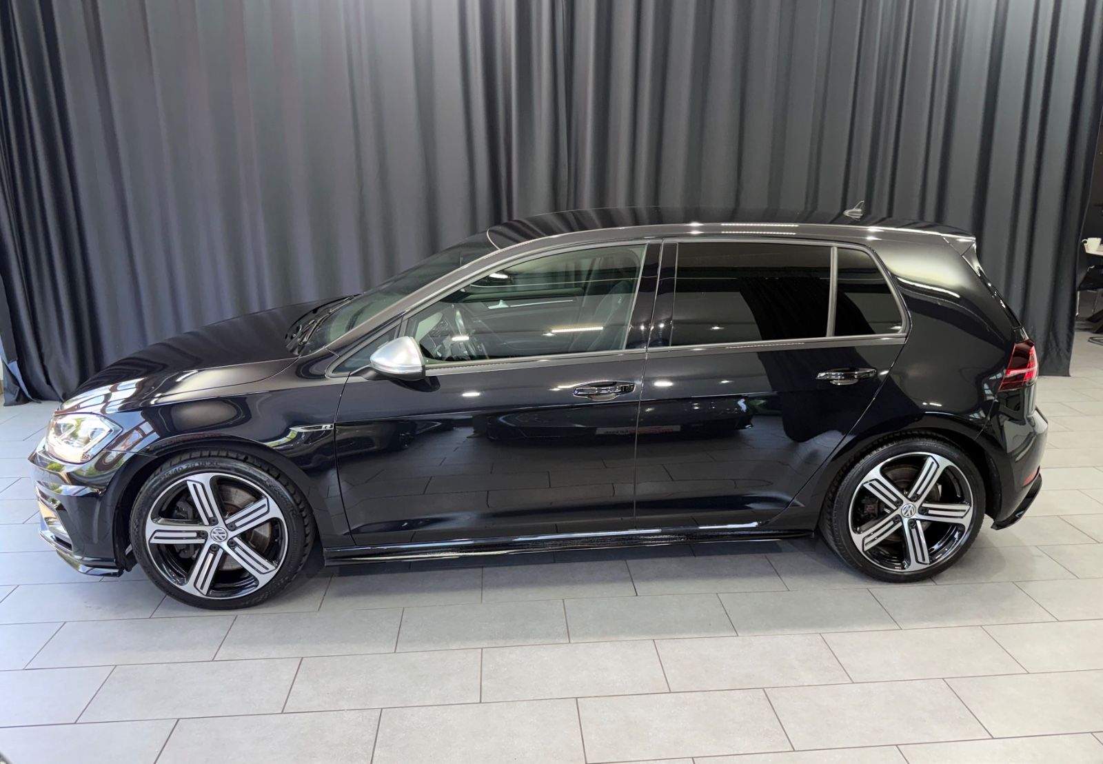 Fahrzeugabbildung Volkswagen Golf VII 2.0 R 4Motion |DSG|VIRTUAL|2.HAND