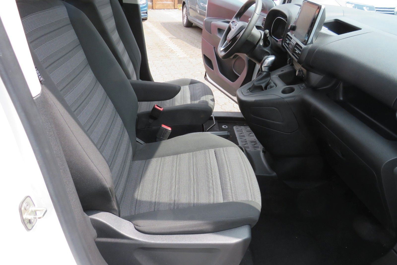 Fahrzeugabbildung Opel Combo Life E Edition NACI APP-CONNECT AHK 1.HD