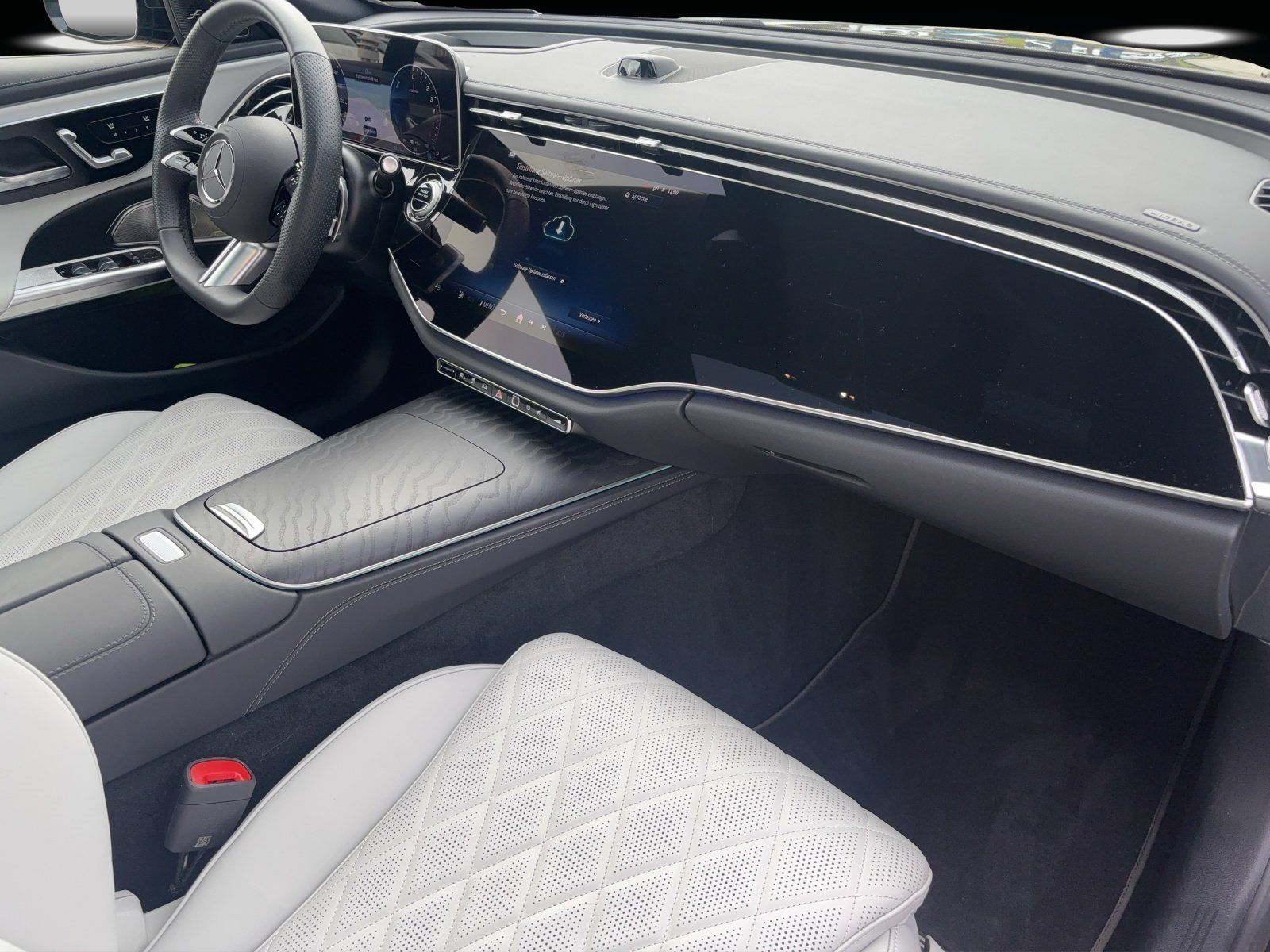Fahrzeugabbildung Mercedes-Benz E300de 4M T AMG Prem+ AIRMATIC Hyper AHK Fahrasi