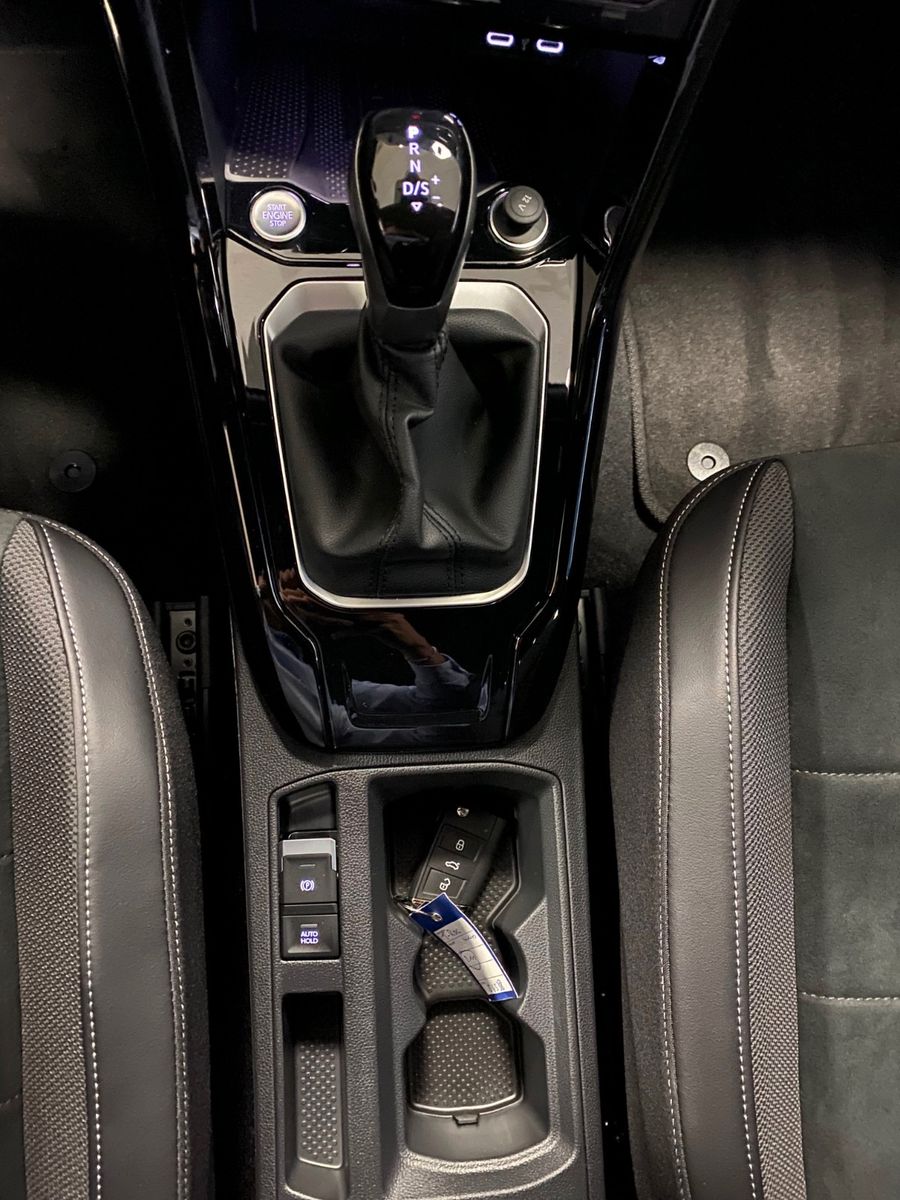 Fahrzeugabbildung Volkswagen T-Roc 1.5 TSI DSG+BLACKSTYLE+PANO+19"+ACC+MATRI+