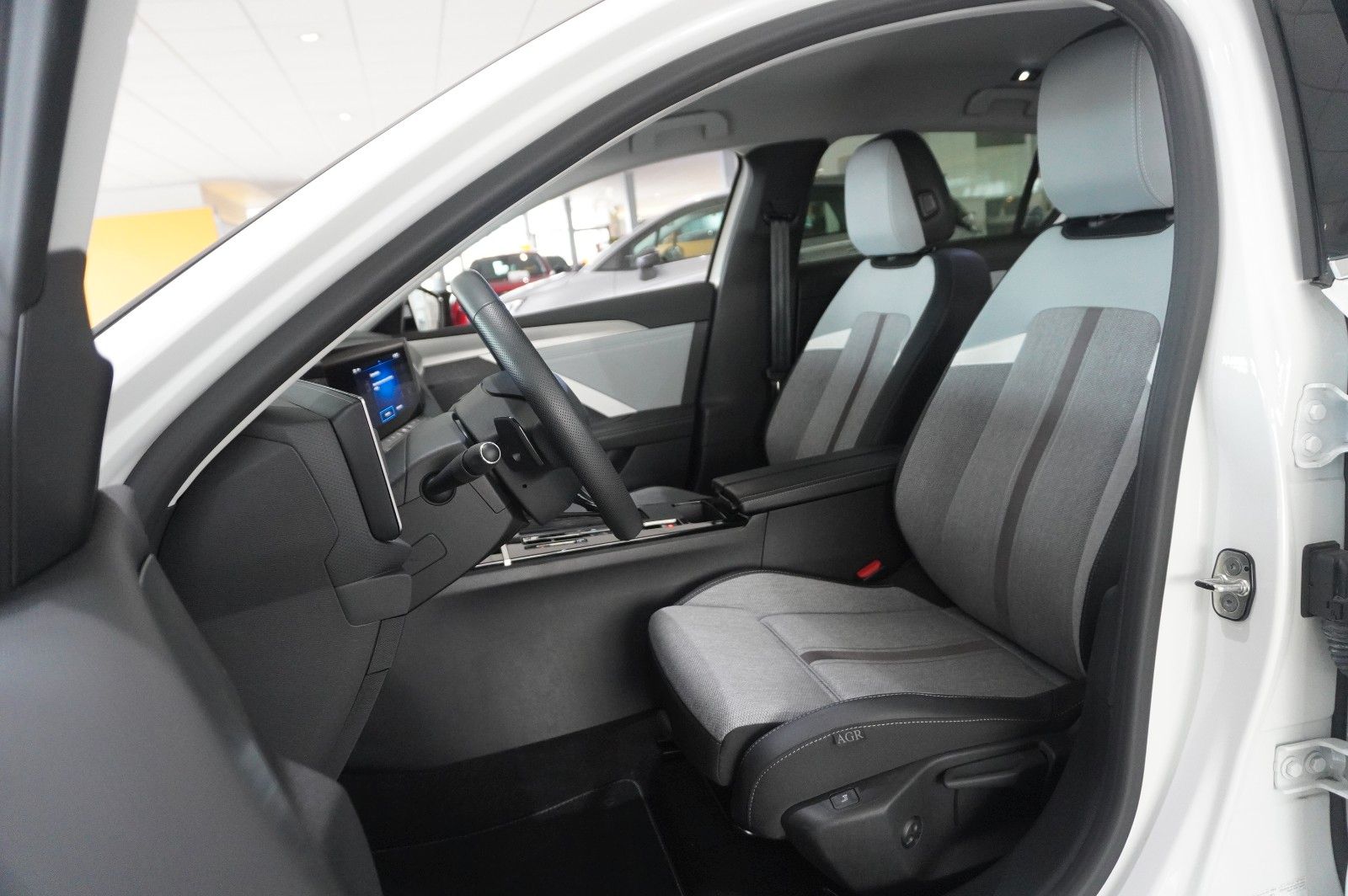 Fahrzeugabbildung Opel Astra L Lim. 1.6 HYBRID ELEGANCE NAVI/LED/KAMERA