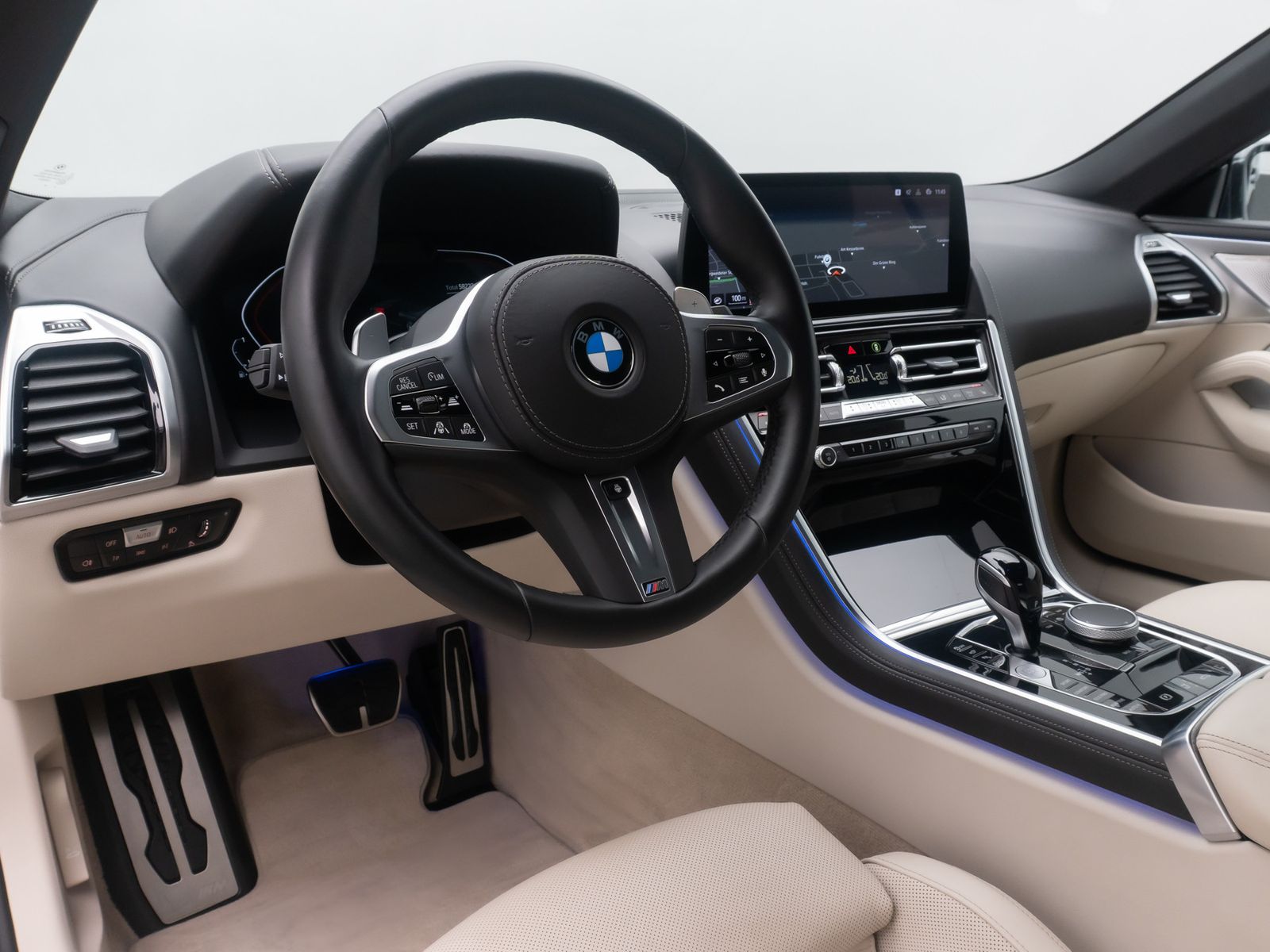 Fahrzeugabbildung BMW 840i xD Individual B&W SoftCl Laser 360°HUD Voll