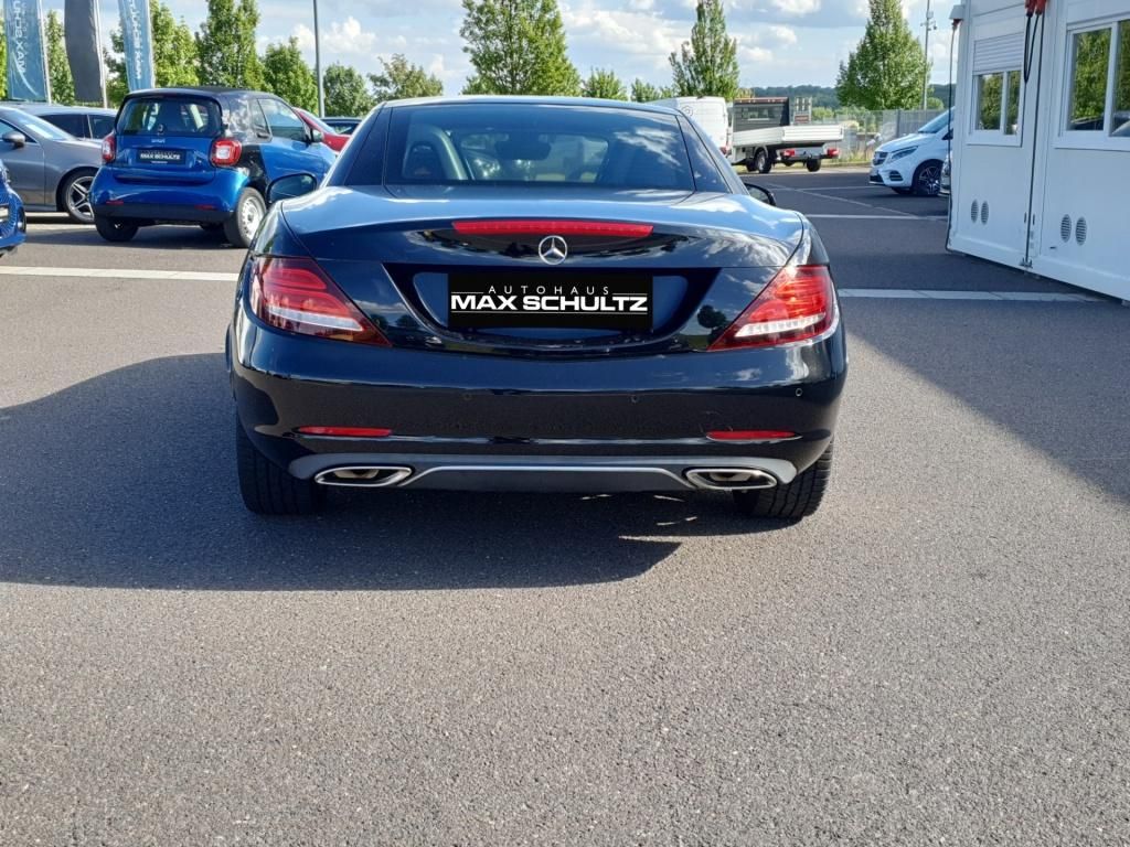 Fahrzeugabbildung Mercedes-Benz SLC 180 PanoDach*AIRSCARF*PDC