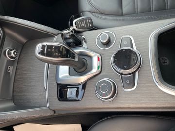 Fahrzeugabbildung Alfa Romeo Stelvio Lusso Ti Q4 Navi Pano RFK AHK H&K uvm .