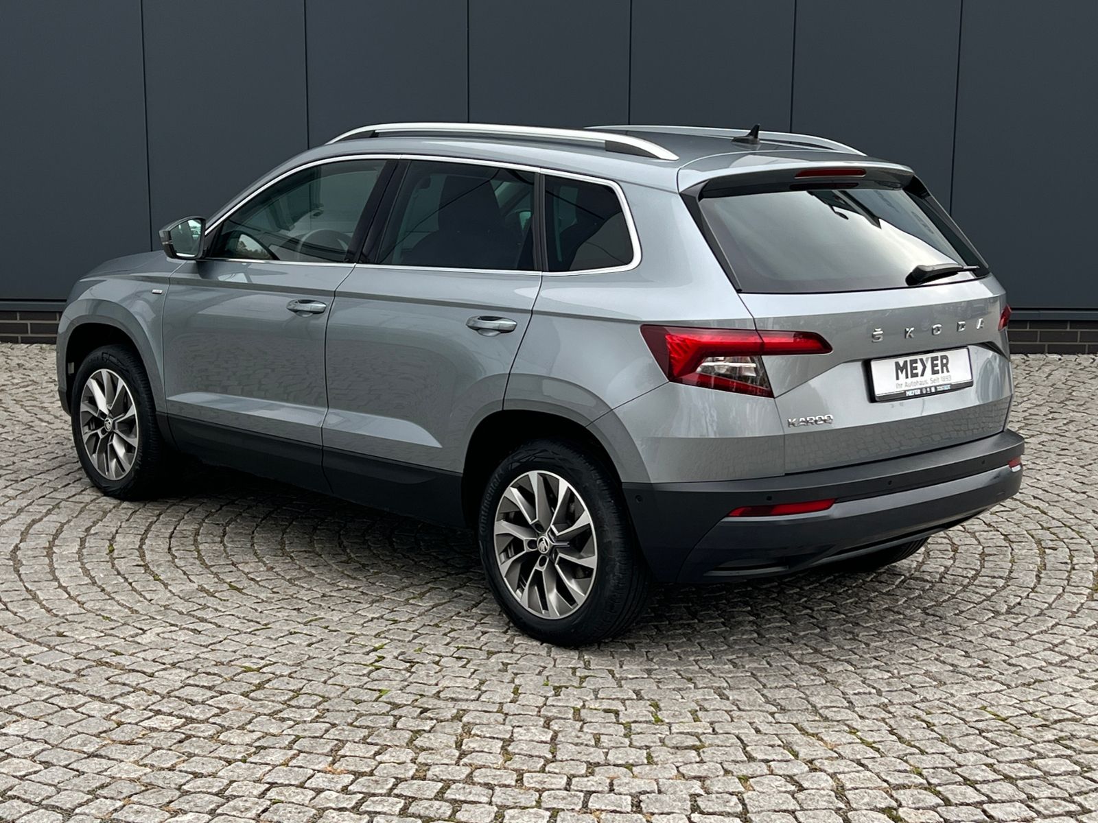 Fahrzeugabbildung SKODA Karoq Clever 2.0 TDI *TravelAssist, Navi, KESSY*