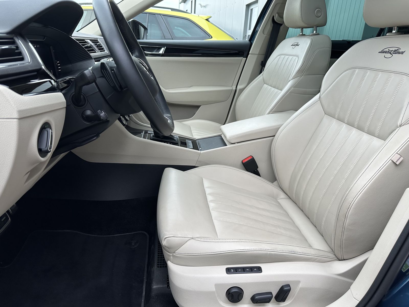 Fahrzeugabbildung SKODA Superb Combi 4x4 L&K NAV+MATRIX+ACC+PANO+CANTON
