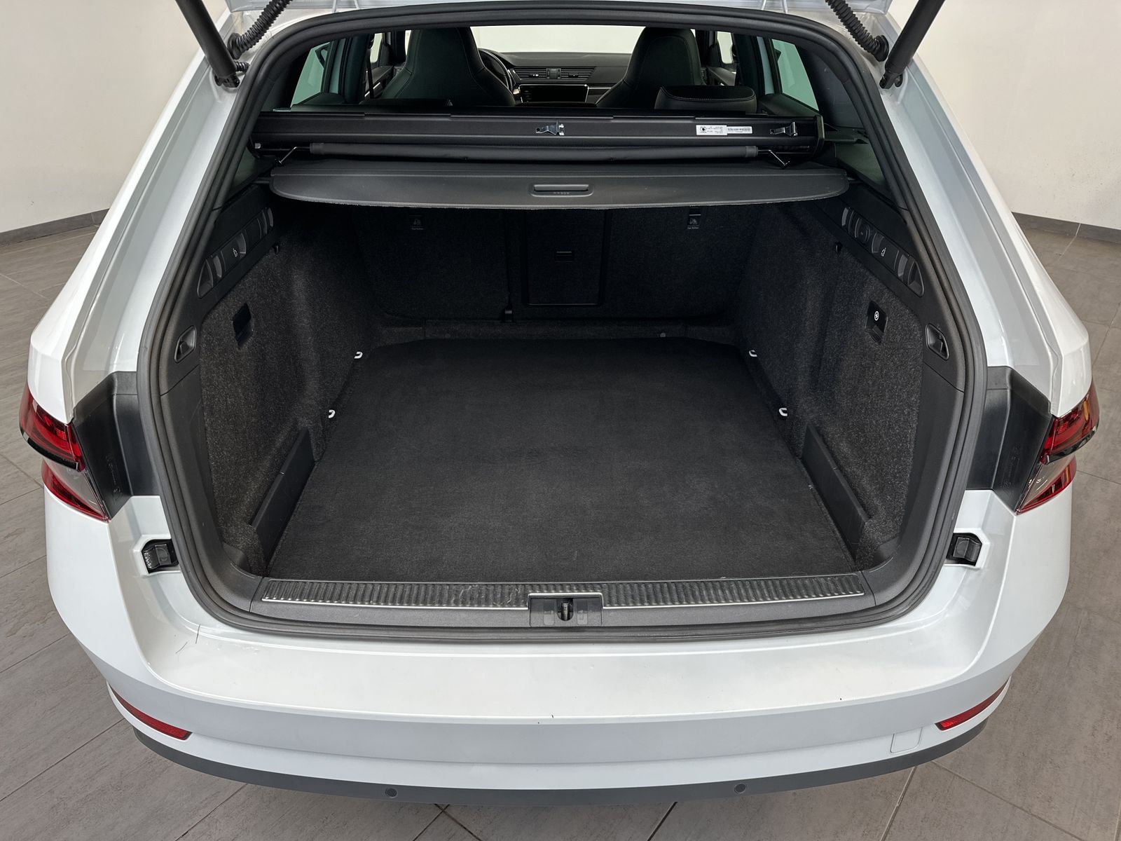 Fahrzeugabbildung SKODA Superb Combi 2.0 TDI DSG Sportline NAV+LED+ACC