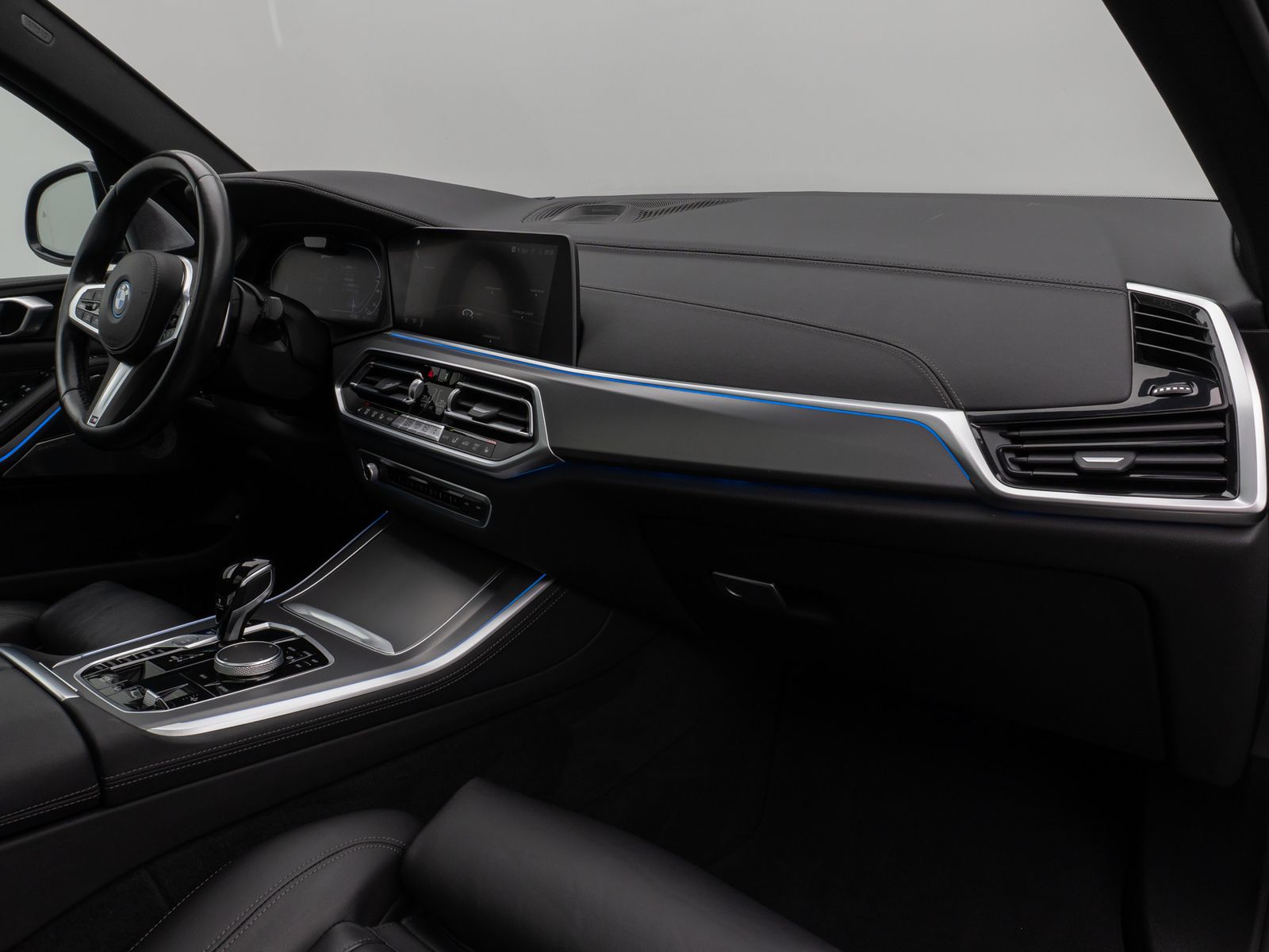 Fahrzeugabbildung BMW X5 xD45e M Sport Panorama Laser 360°HUD DAB B&W