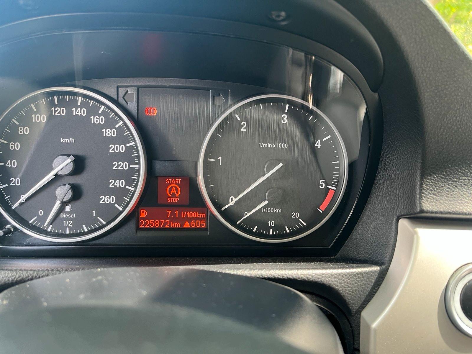 BMW 318 2012 — photo 9