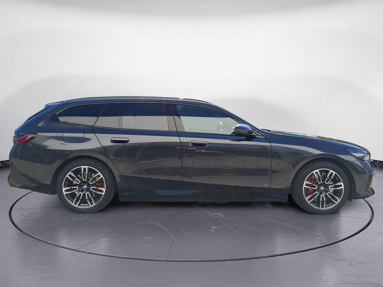 BMW i5 xDrive40 Touring M Sportpaket Pro AHK Driving