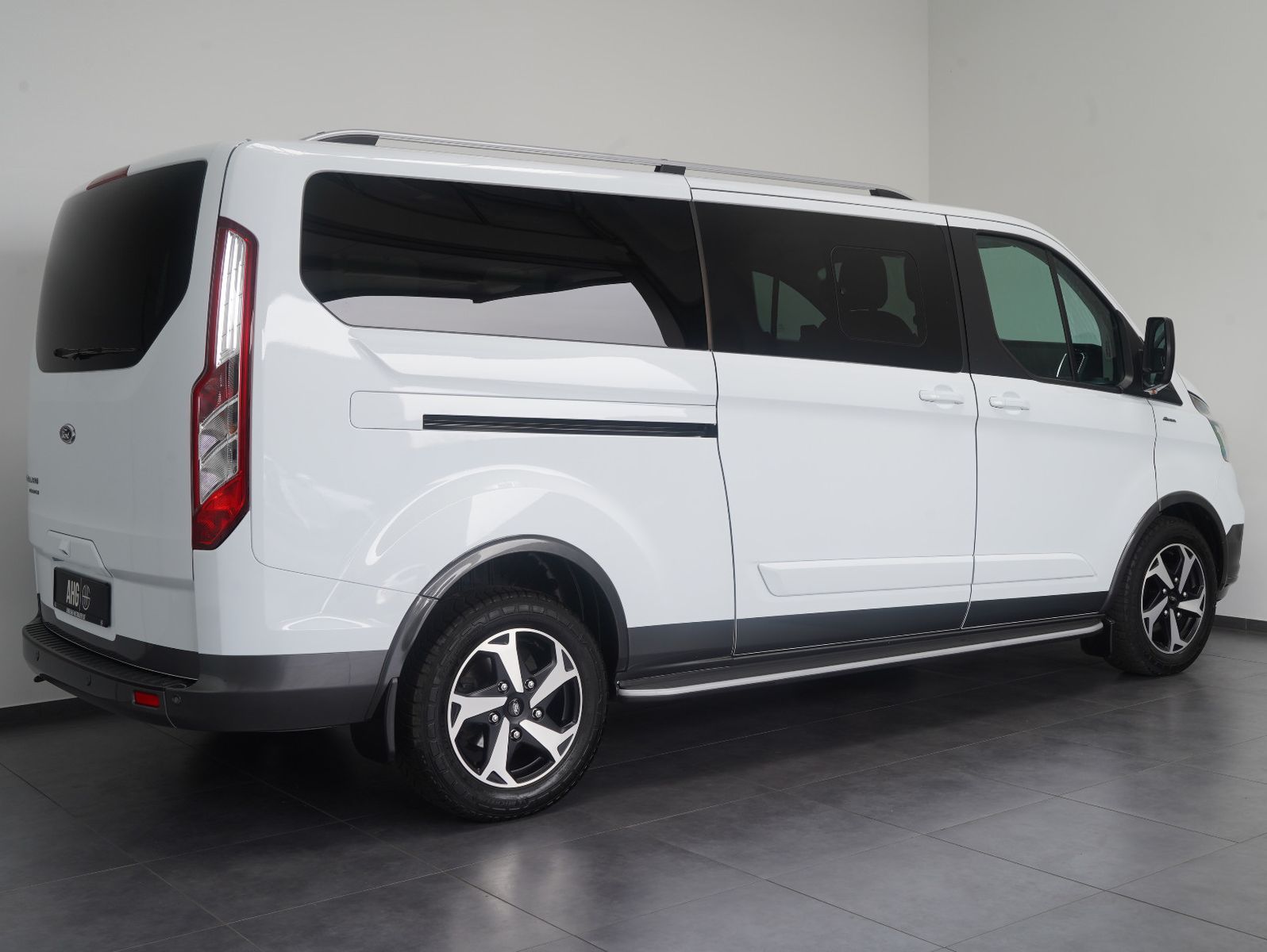 Fahrzeugabbildung Ford Tourneo Custom 320 L2 Active 8-SITZER/XENON