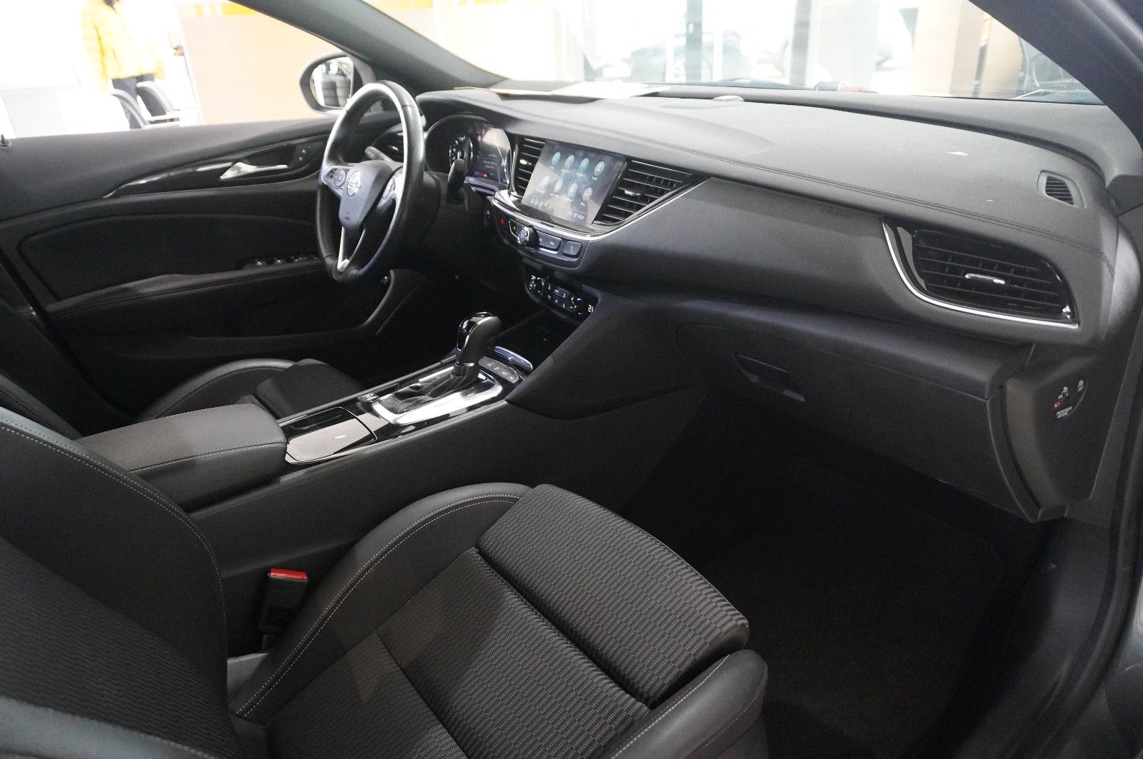 Fahrzeugabbildung Opel Insignia B ST 2.0D ELEGANCE NAVI/SH/KAMERA/SPORT