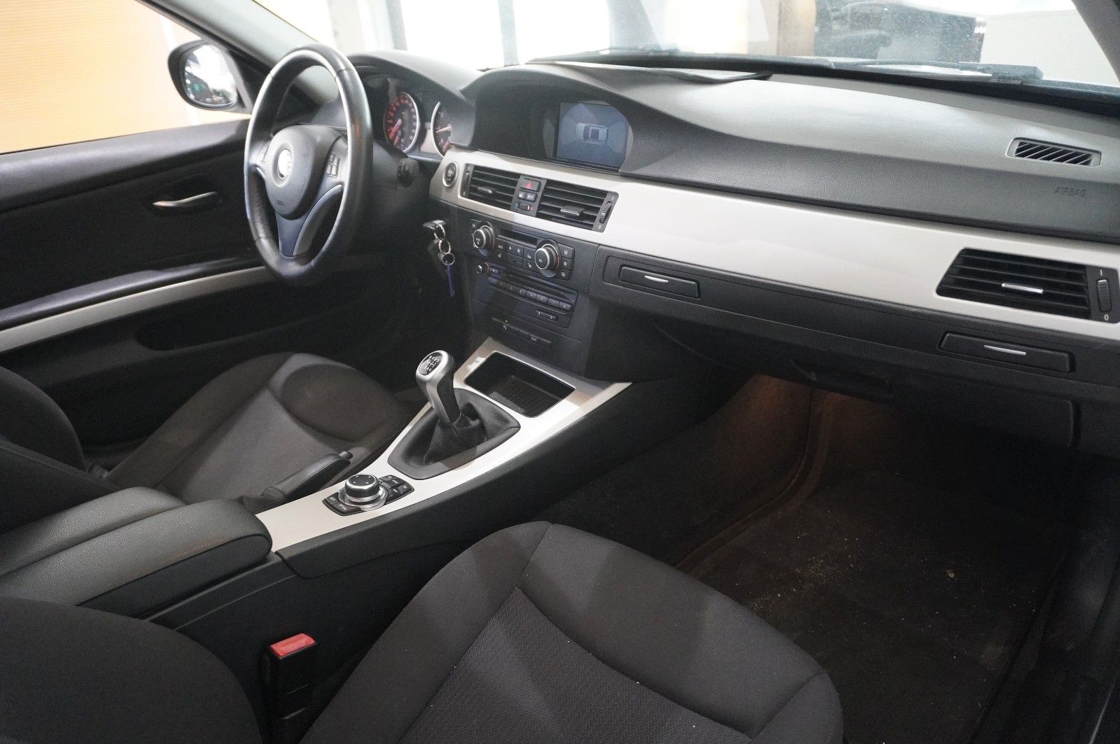 Fahrzeugabbildung BMW 320i TOURING NAVI/BI-XENON/SHZ/PDC/PANO./SH/TEMP