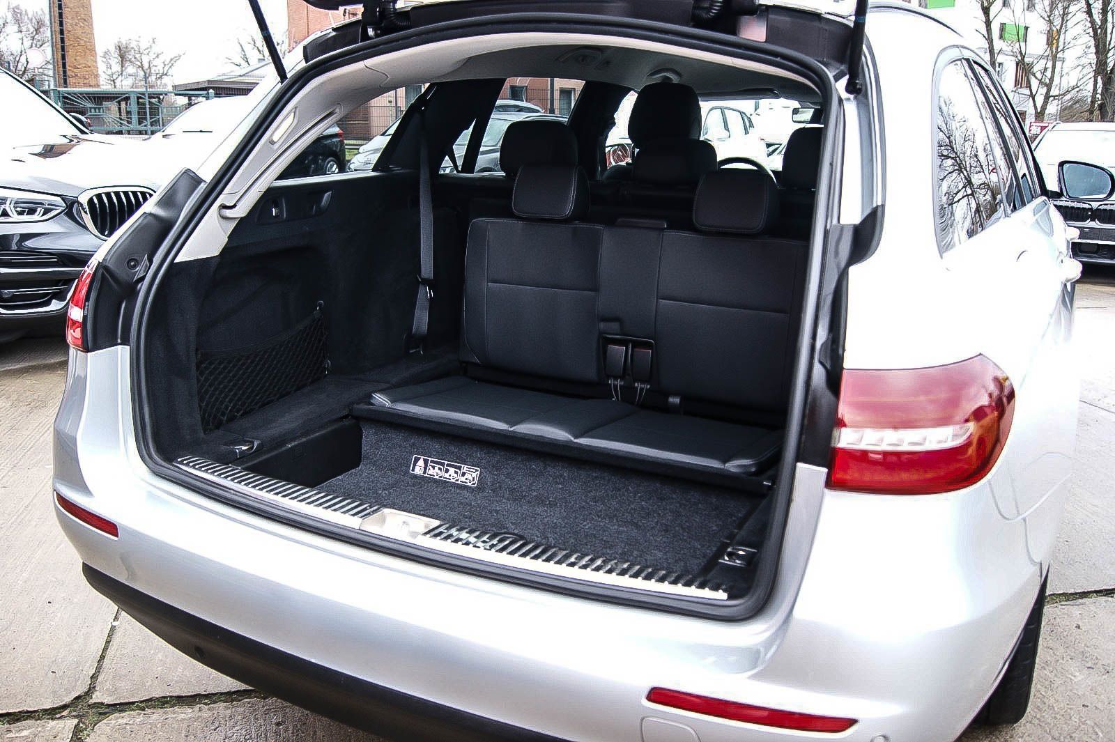 Fahrzeugabbildung Mercedes-Benz E 200 T-Modell 7-SITZER STANDHEIZUNG MULTI-BEAM