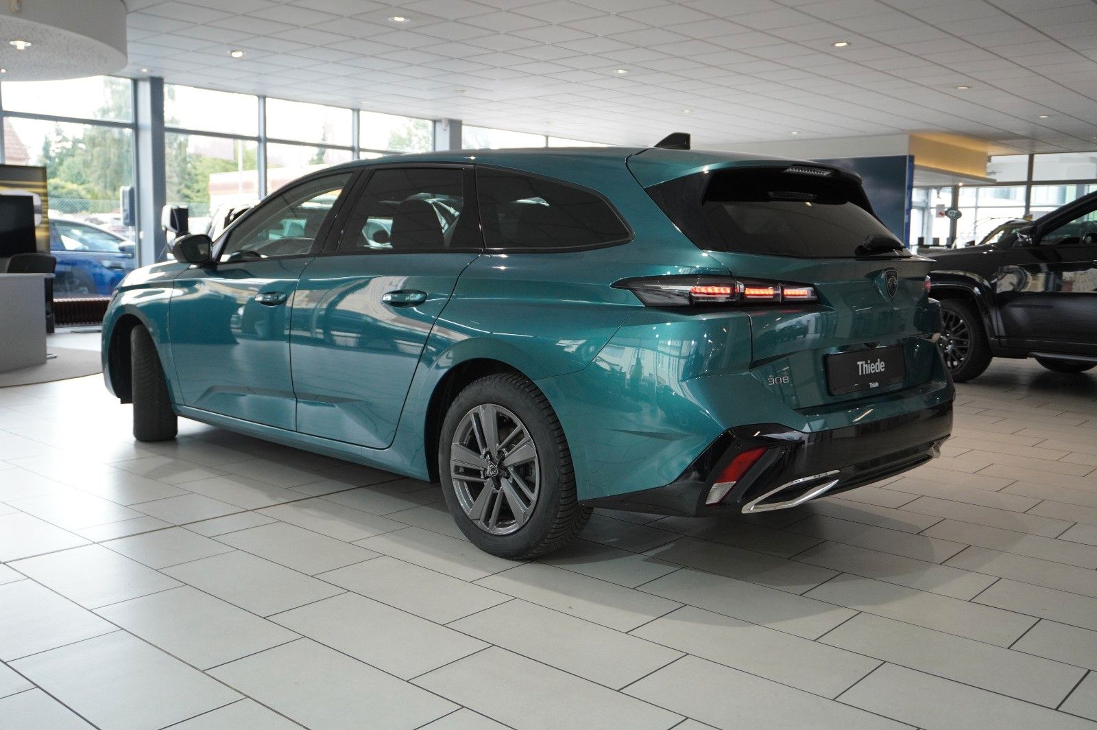 Fahrzeugabbildung Peugeot 308 SW 1.2 HYBRID ALLURE DSC NAVI/LED/KAMERA/DAB