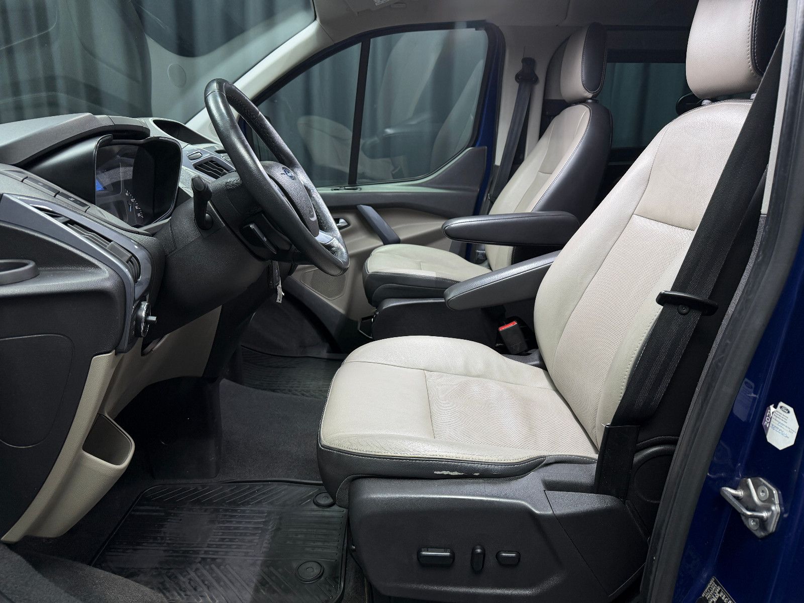 Fahrzeugabbildung Ford Tourneo Custom 300|AC|PDC|NAVI|8-SITZE