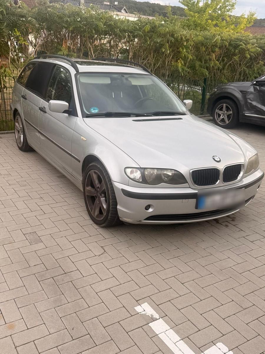 BMW 318 2005 — interior