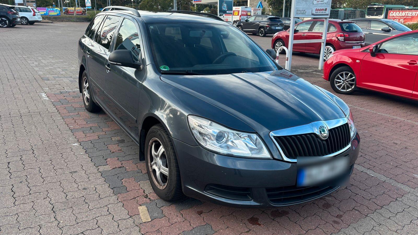 Skoda Octavia 2009 — rear view