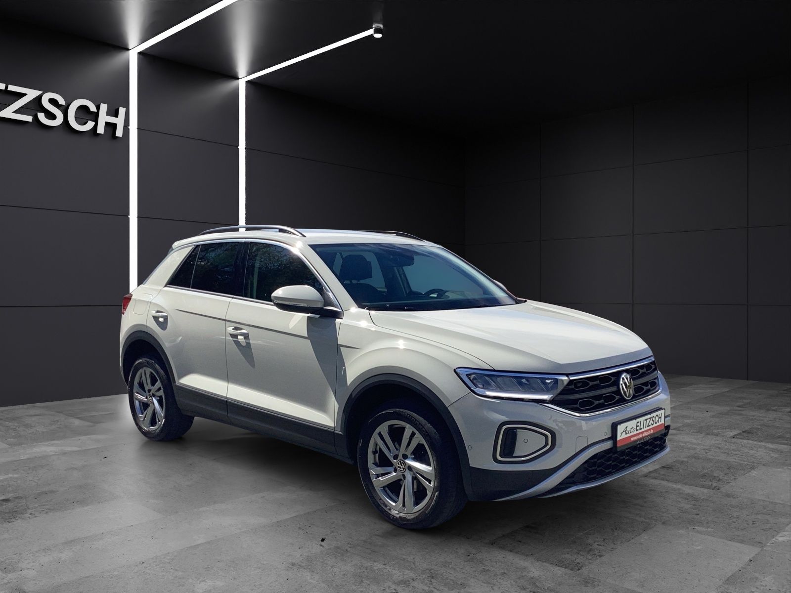 Fahrzeugabbildung Volkswagen T-Roc TSI Life Standhzg LED APP Park-Assist SH L