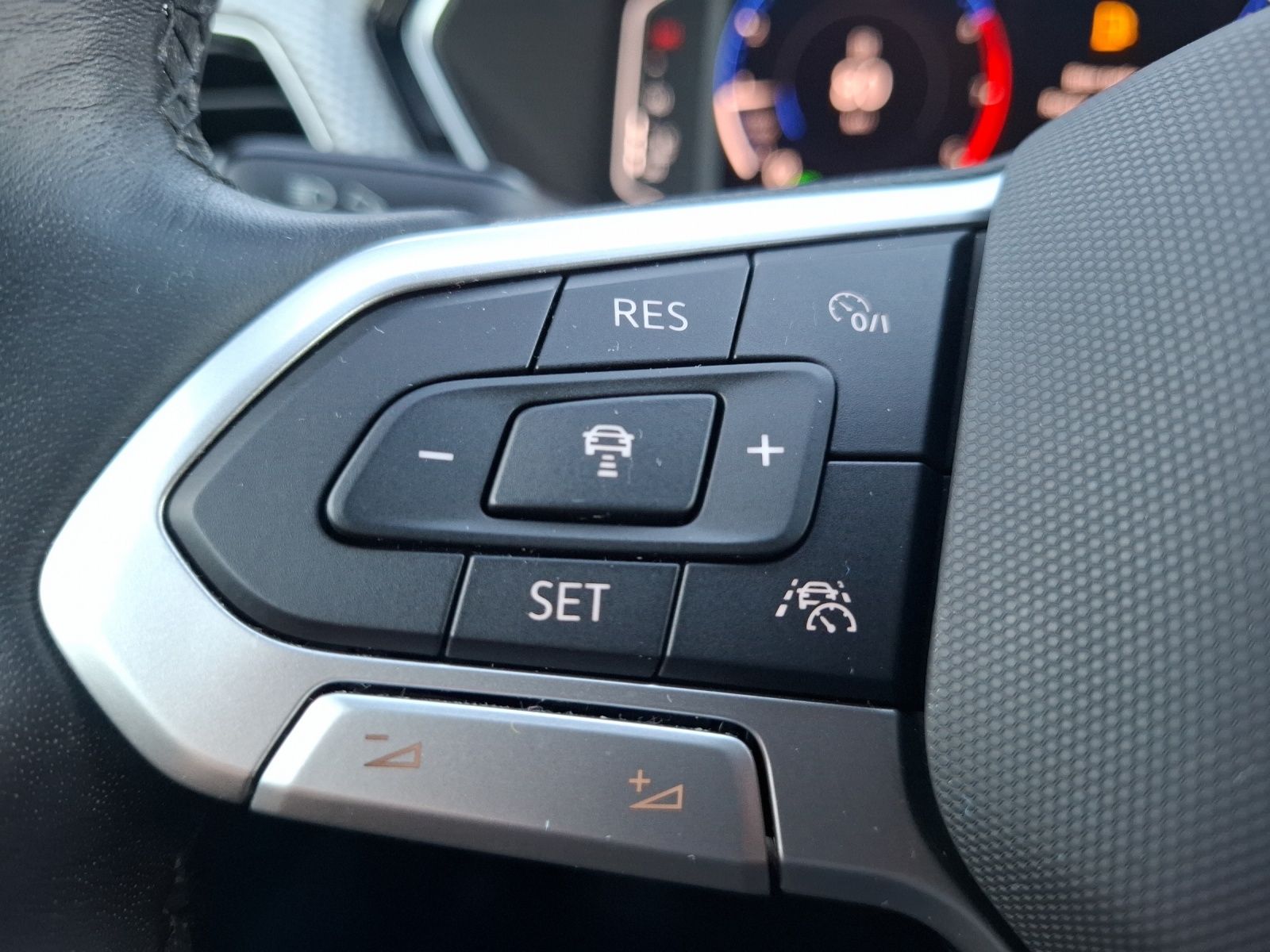 Fahrzeugabbildung Volkswagen T-Cross TSI Active DSG LED Navi AID ACC RFK SH 1