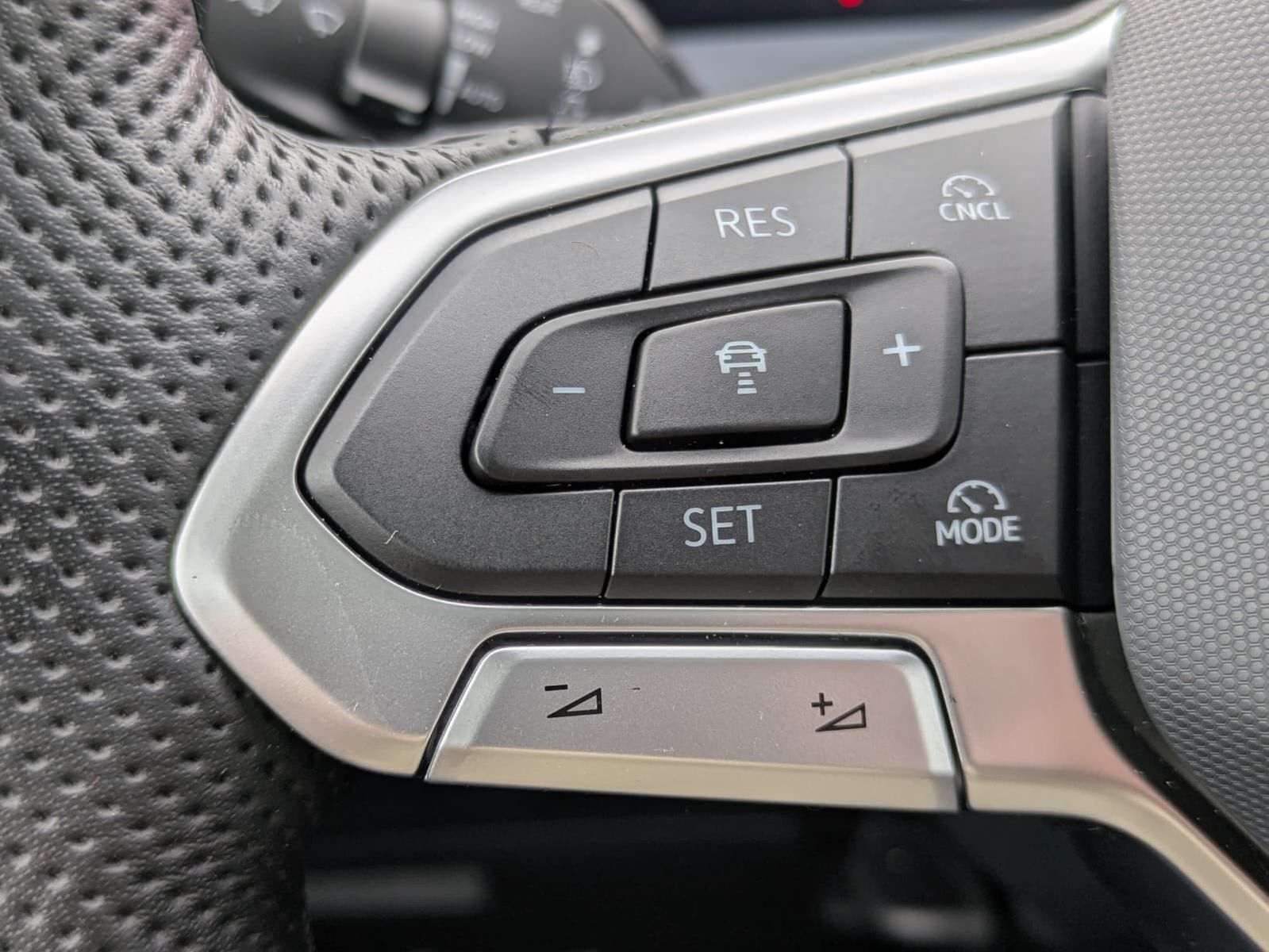 Fahrzeugabbildung Volkswagen Tayron 2.0 TDI 4M R-Line 7Si*MATRIX*AHK*PANO*HUD