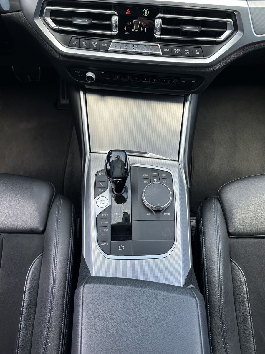 Fahrzeugabbildung BMW 330e Limousine M-Sport NAV+LASER+HEAD-UP+H&K+KAM