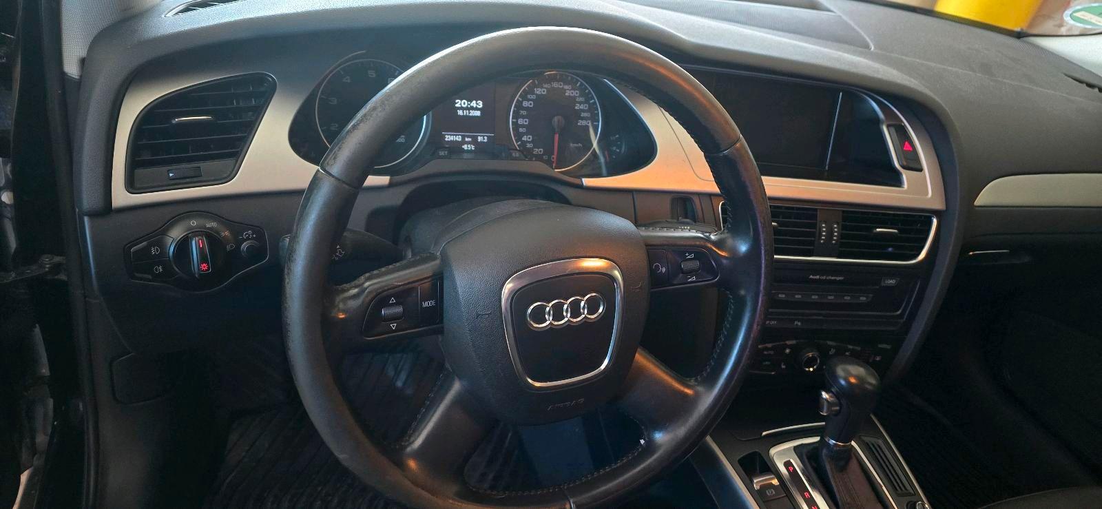 Audi A4 2009 — салон