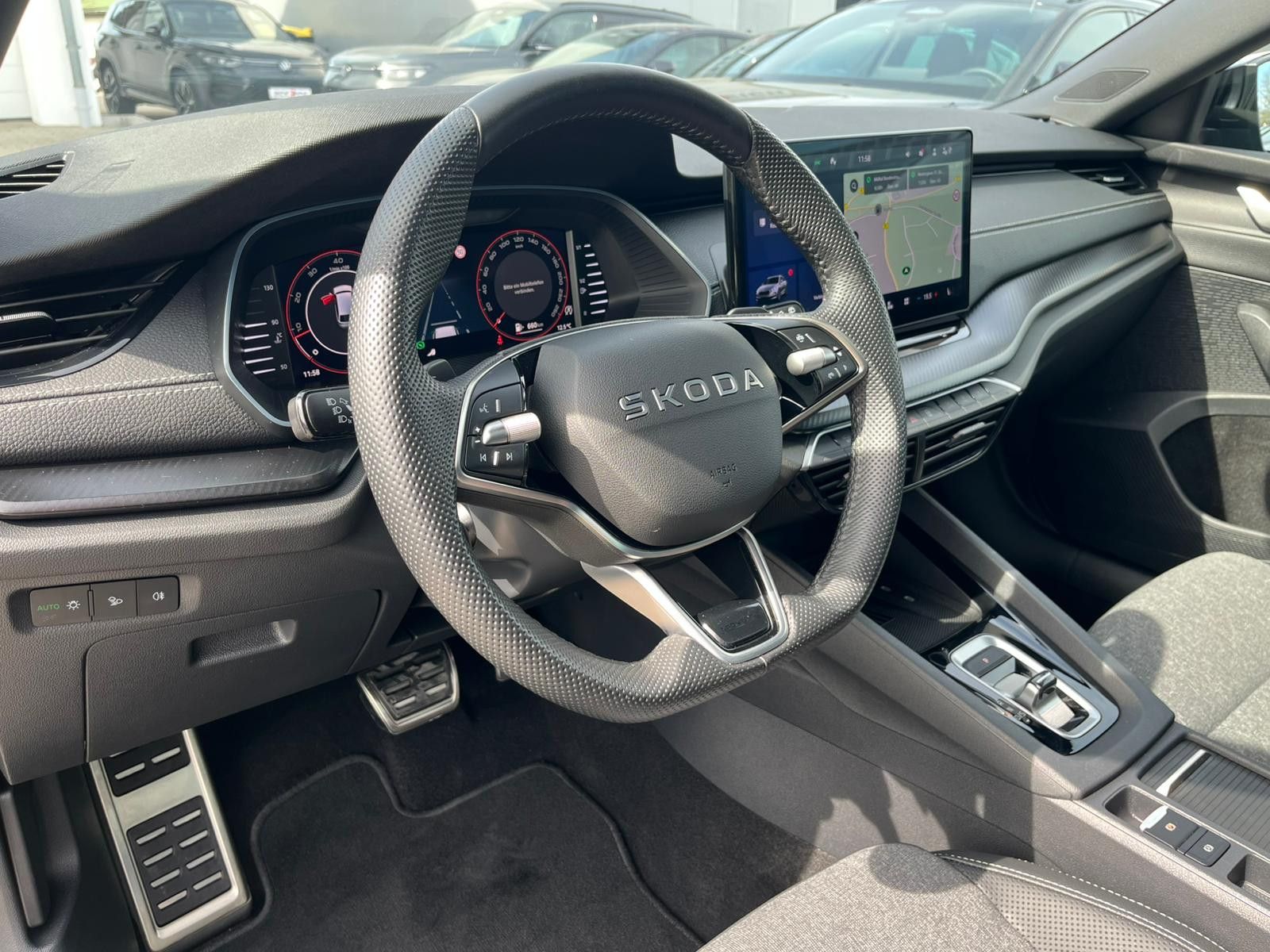 Fahrzeugabbildung SKODA Octavia 1.5 DSG Sportline PANO*MATRIX*AHK*5J.GAR