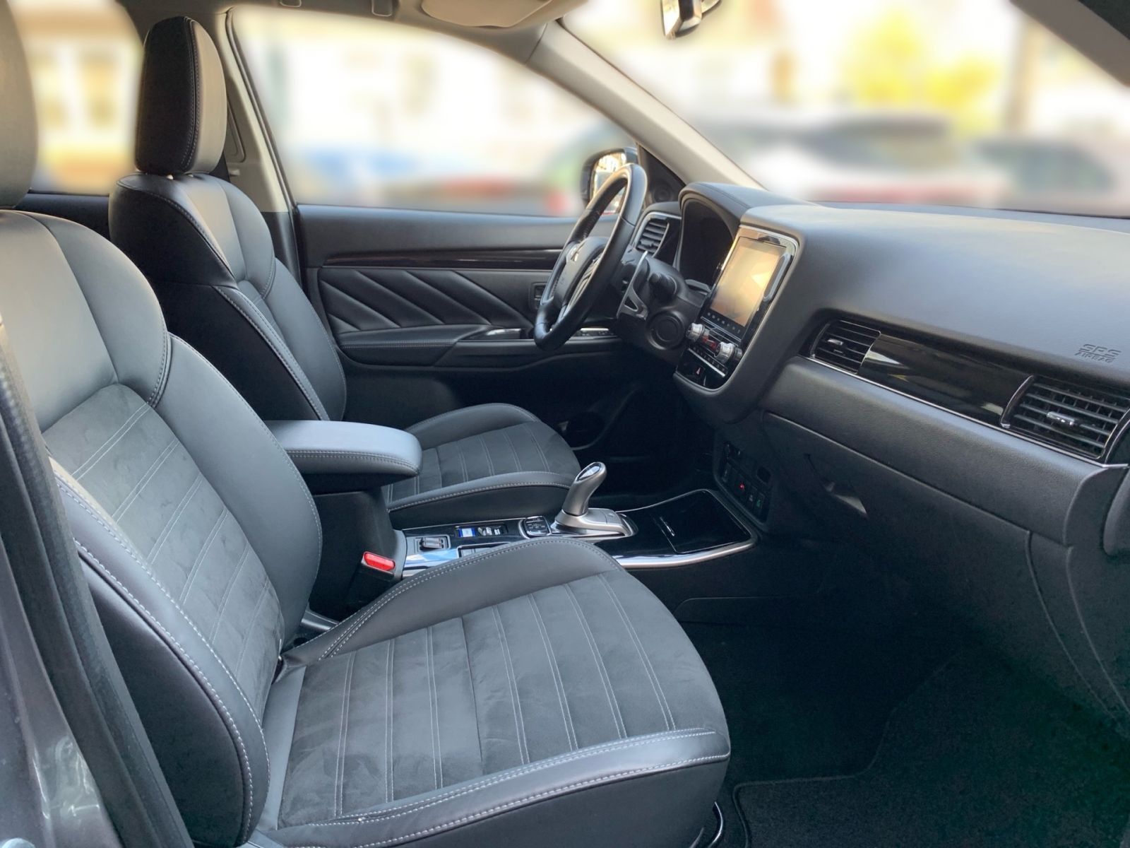 Fahrzeugabbildung Mitsubishi Outlander 2.4 PHEV Plug-in Hybrid Basis Spirit 4