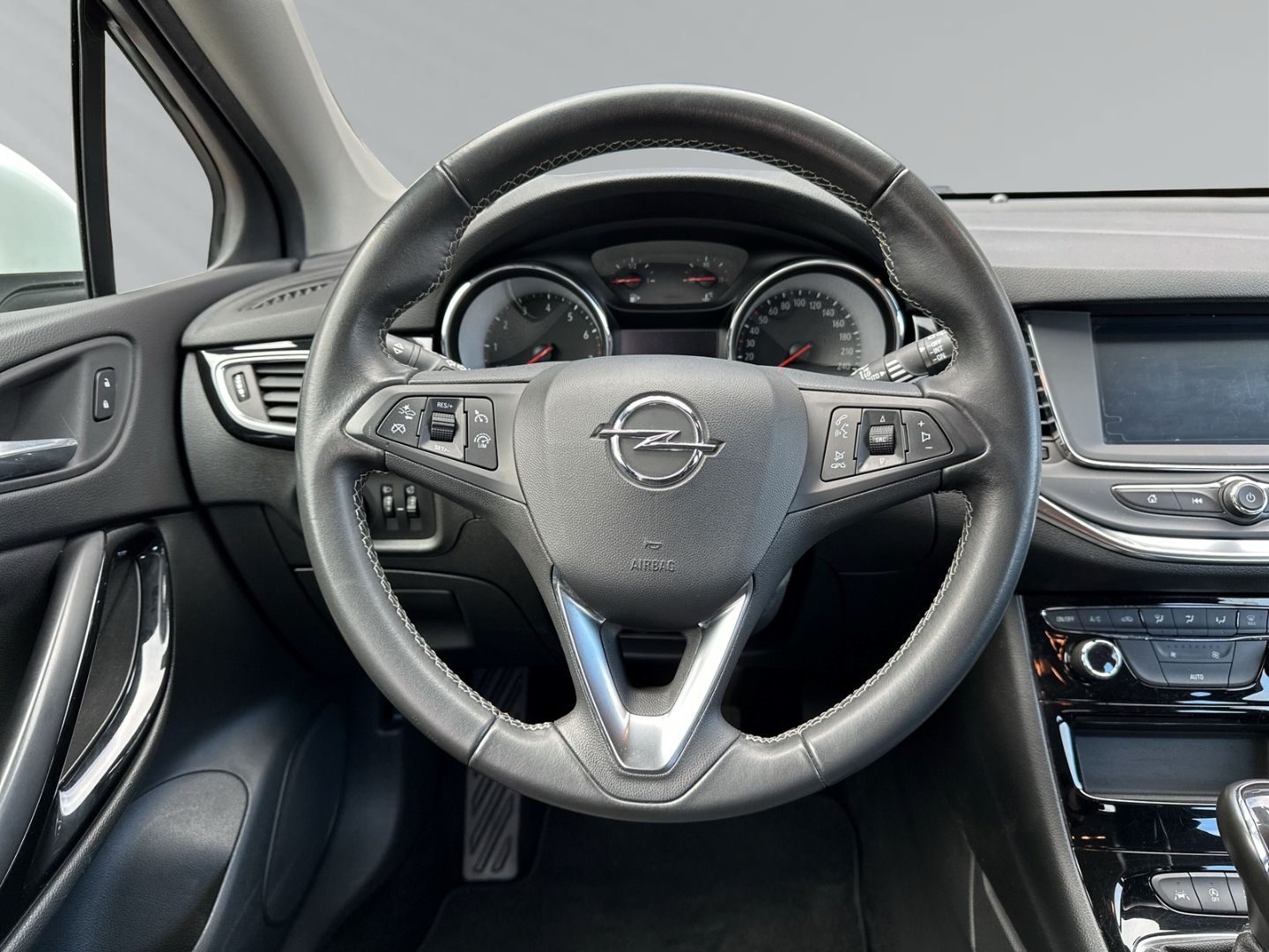 Fahrzeugabbildung Opel Astra Sports Tourer 1.2 KLIMA+ NAVI + PARKSENSOR