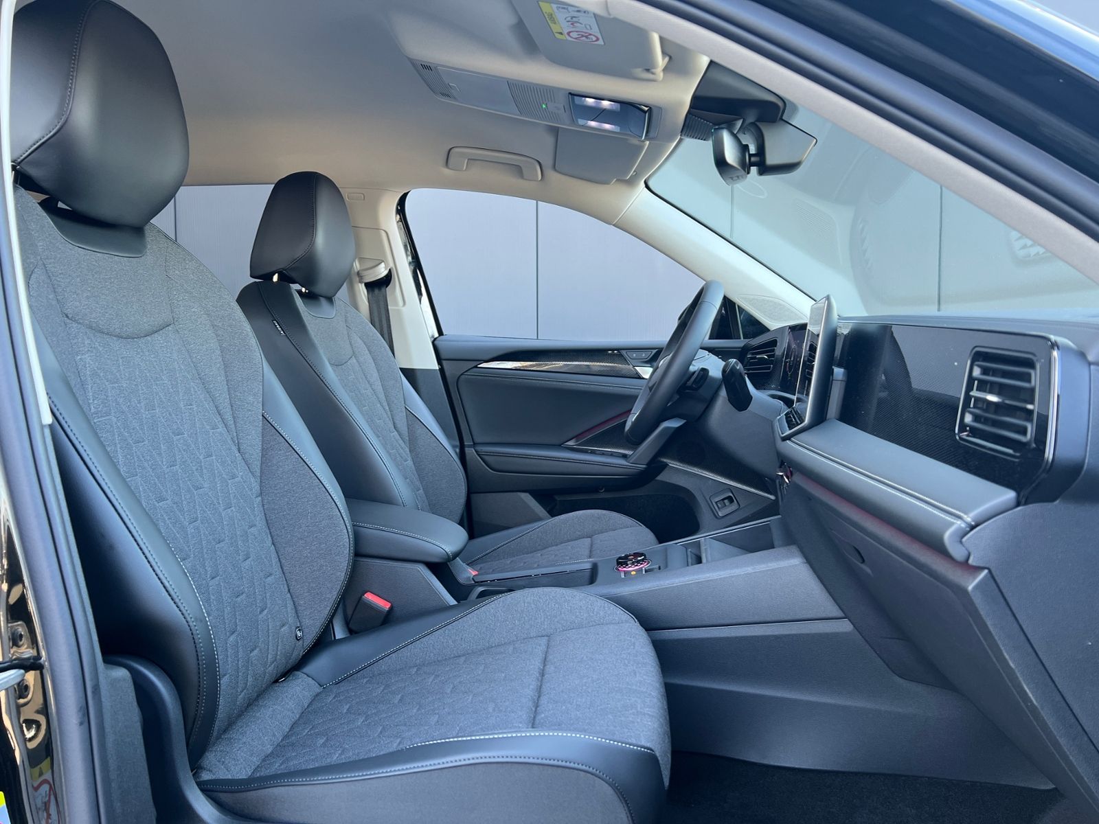 Fahrzeugabbildung Volkswagen Tiguan LIFE 1.5 eTSI DSG *AHK, LED Plus, Kamera,