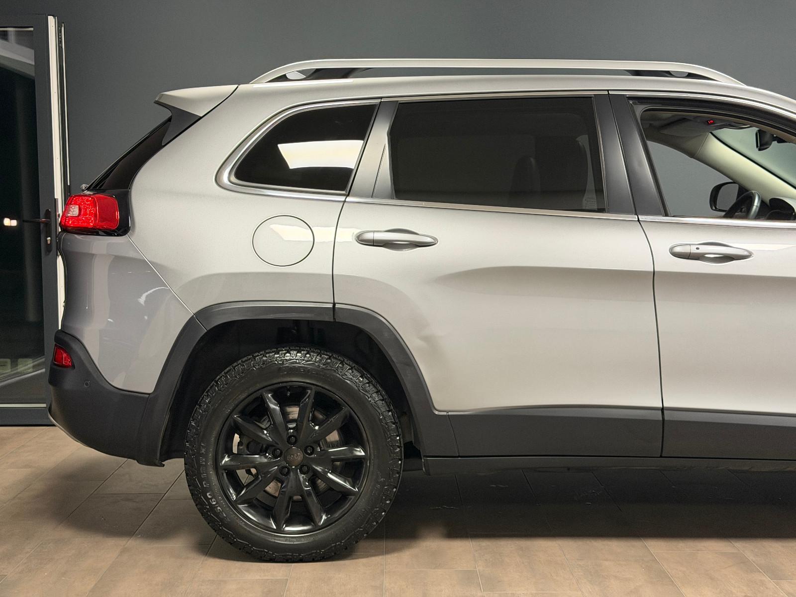 JEEP CHEROKEE 2.0 M-JET 170ch LIMITED 4WD BVA Toit pano Sièges chauffants cuir Historique présent