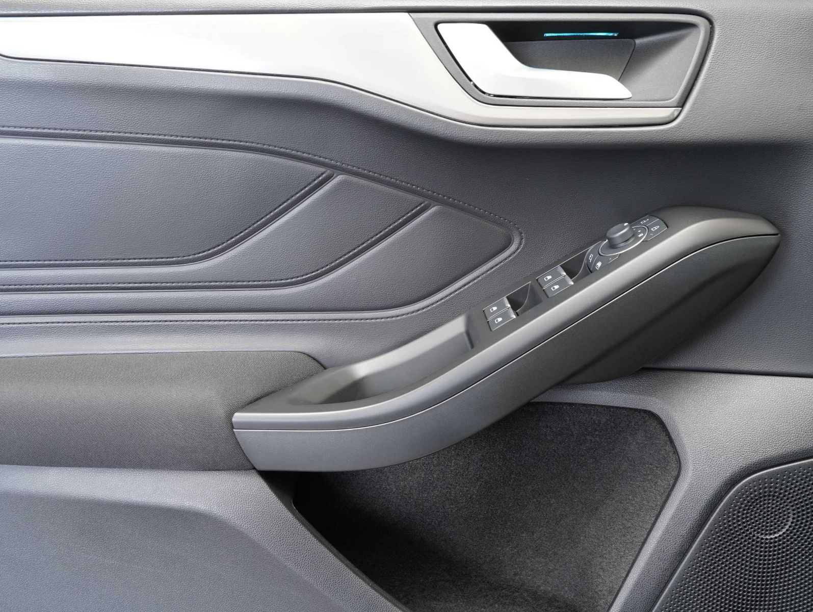 Fahrzeugabbildung Ford Focus Turnier 1.0 EcoBoost Titanium X