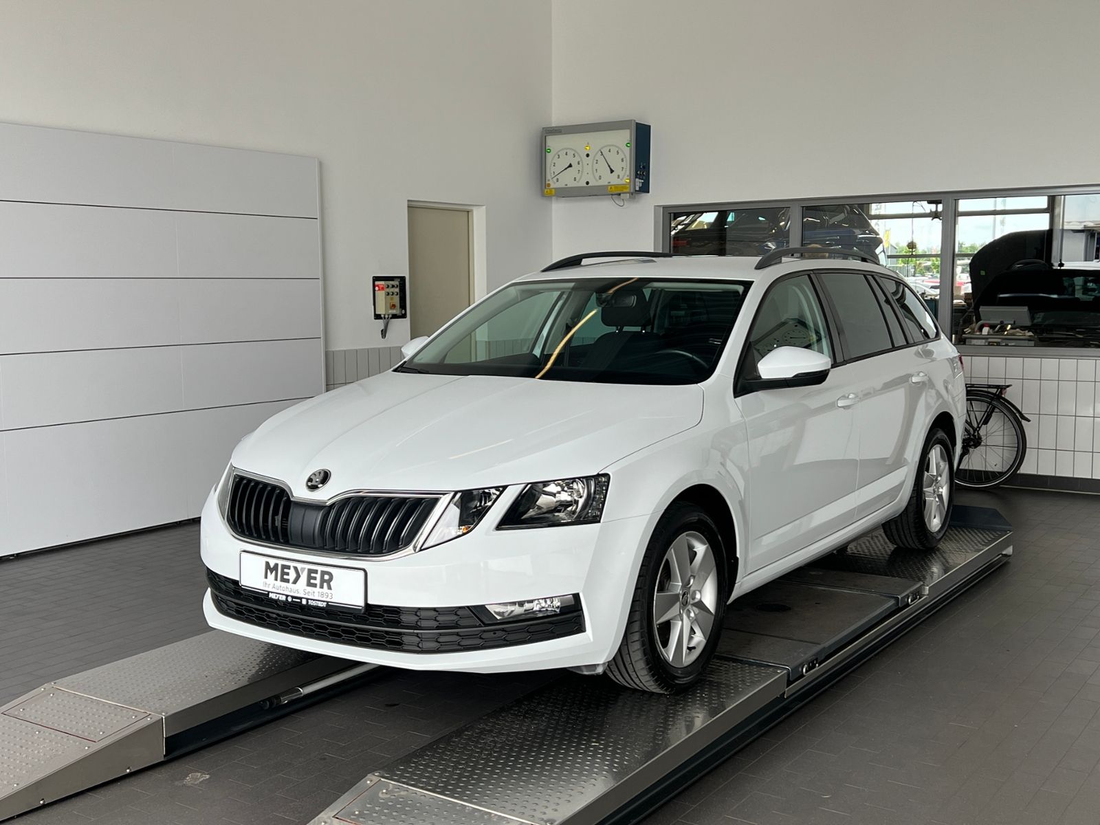 Fahrzeugabbildung SKODA Octavia III Combi Tour 2.0 TDI *AHK, Navi, 16''-