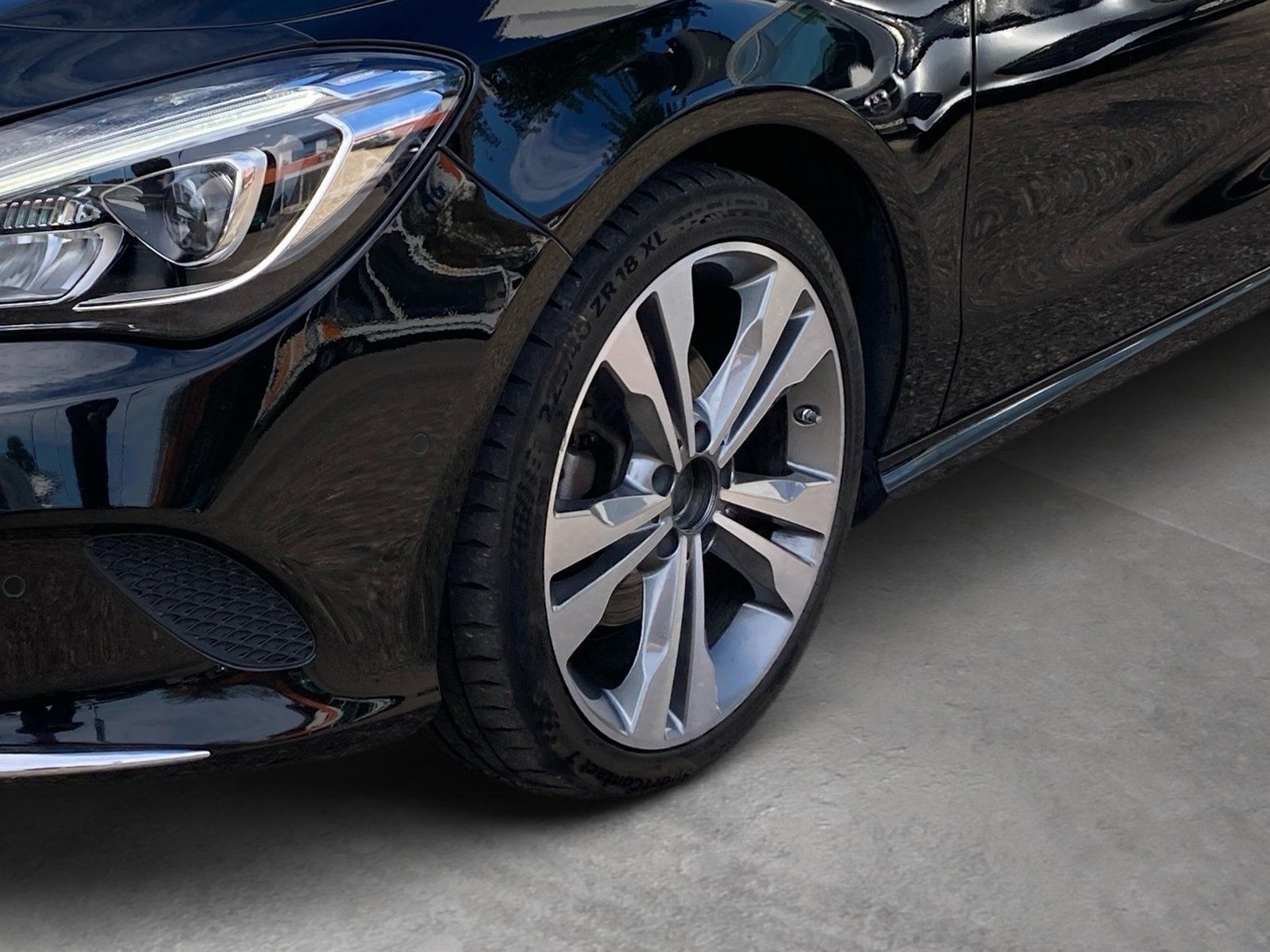 Fahrzeugabbildung Mercedes-Benz CLA 200 Urban*Panorama*Kamera*AHK*LED*Standheiz*