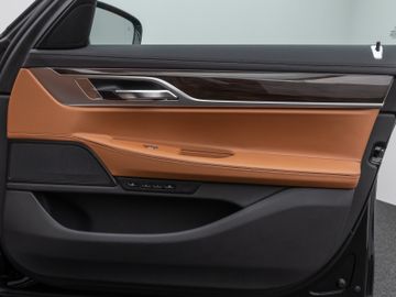 Fahrzeugabbildung BMW 730d xDr LED ACC HUD HI-FI DAB Kamera 360°