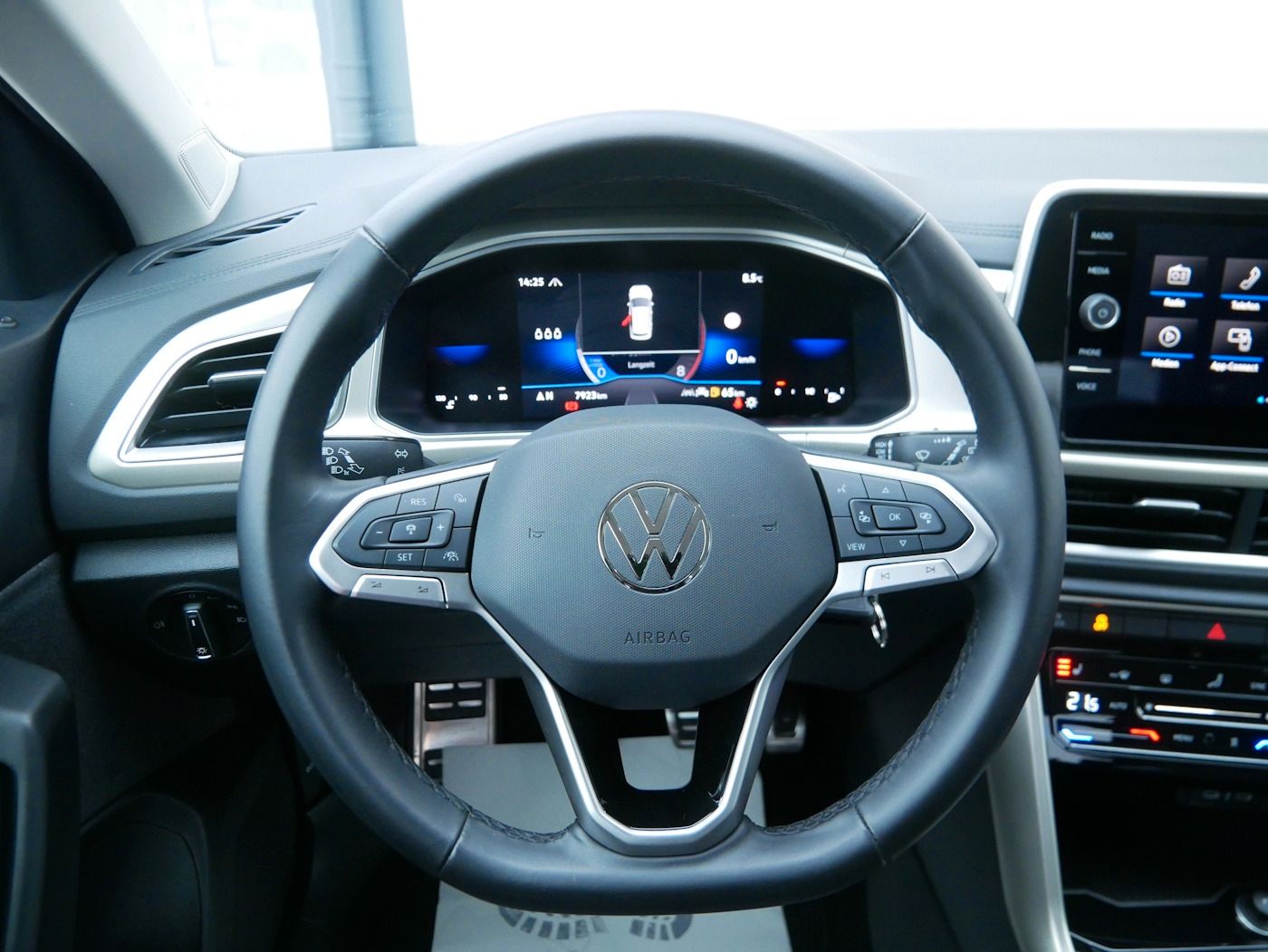 Fahrzeugabbildung Volkswagen T-Roc 1.0 MOVE NEU38T AHK Standheiz ACC LED SHZ