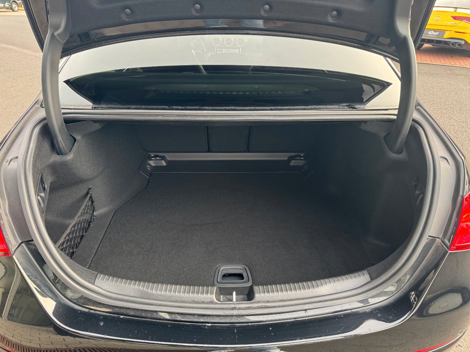 Fahrzeugabbildung Mercedes-Benz C 220d Avantgarde+Pano+HUD+RFK+TotW+AmbiPrem