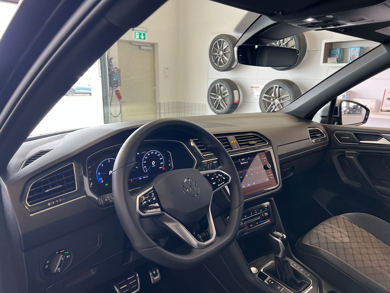 Fahrzeugabbildung Volkswagen Tiguan Allspace R-Line 2.0 TDI DSG 4Motion *AHK,