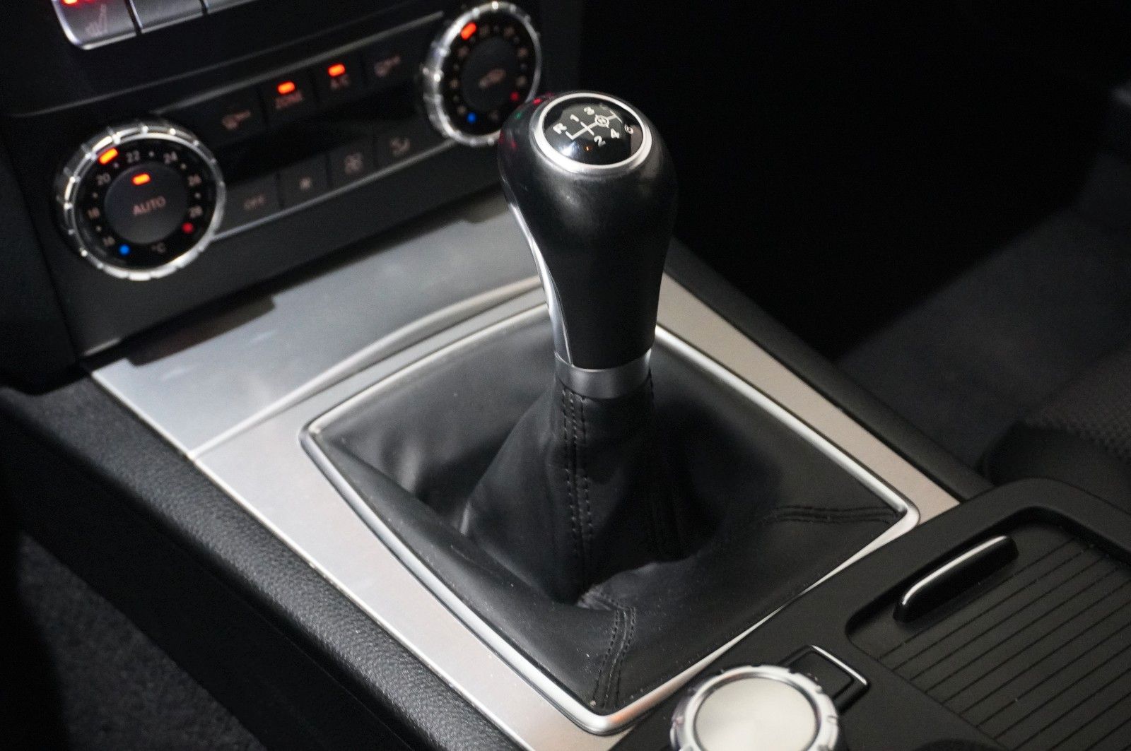 Fahrzeugabbildung Mercedes-Benz C 220 T AVANTGARDE KLIMA/SHZ/PDC/T-LEDER/USB